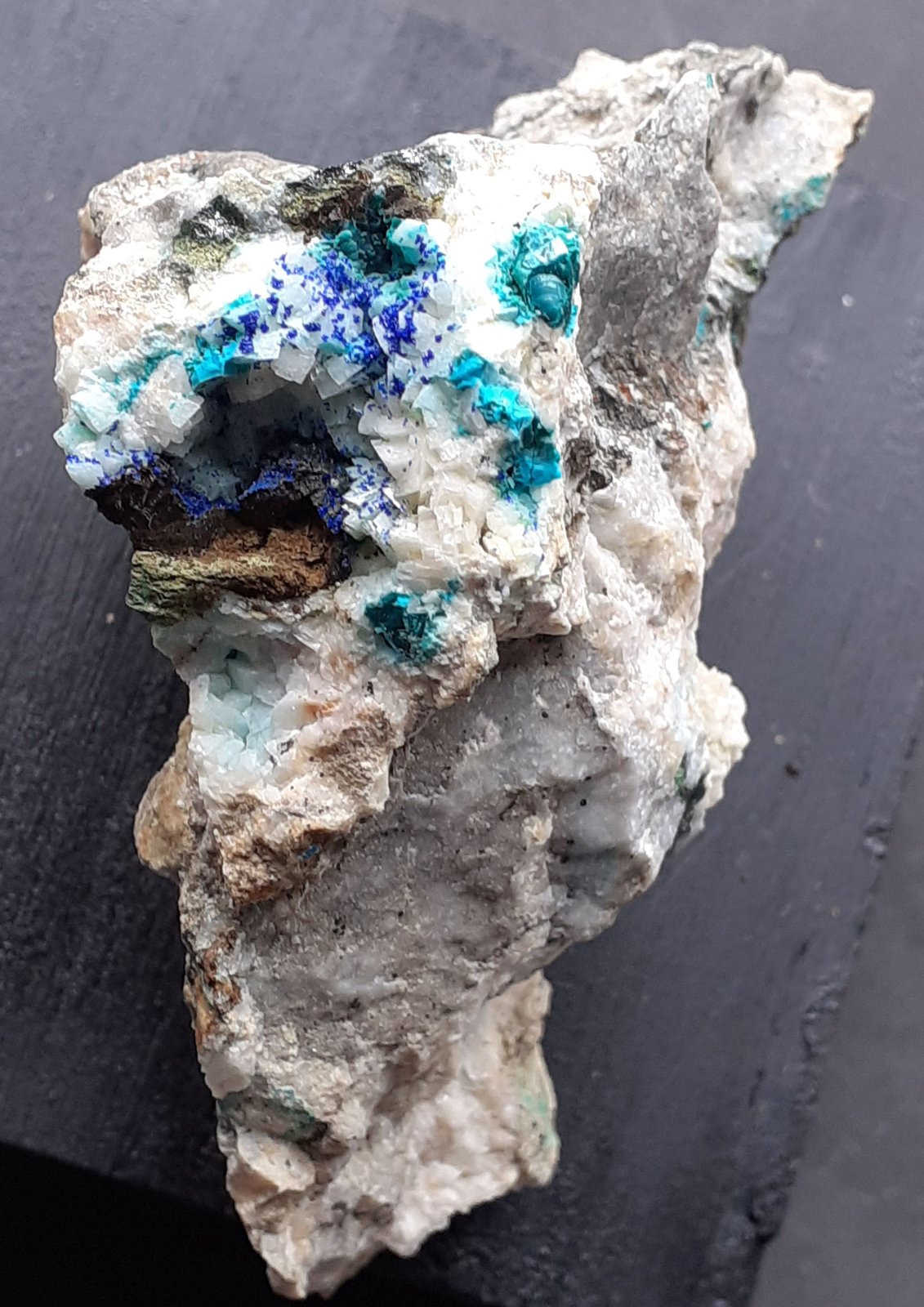 Azurite, Malachite, Chrysokolla, Zn-Olivenite, Dolomite
7 x 5 cm
(Autor: Volkmar Stingl)