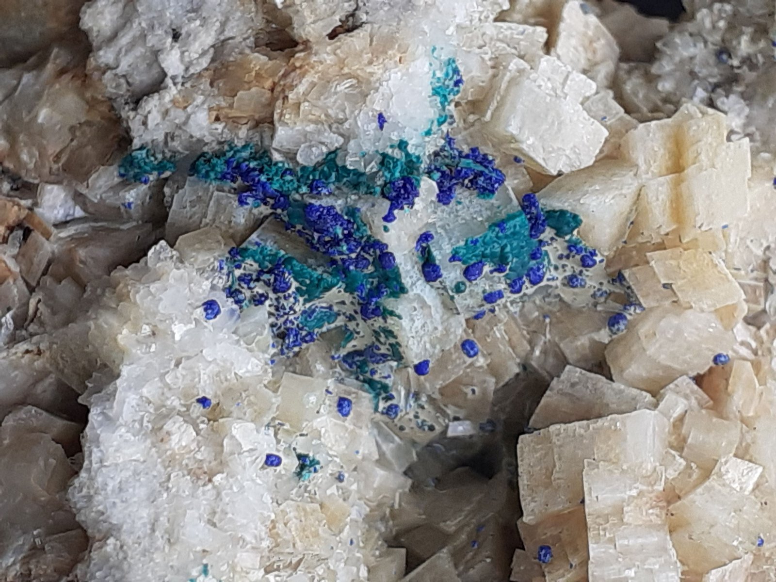 Azurite, Malachite, Dolomite
4,5 x 3 cm
(Autor: Volkmar Stingl)