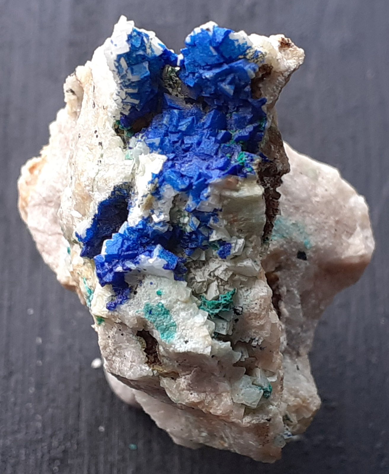 Azurite on Dolomite, Malachite
3 x 2 cm
(Autor: Volkmar Stingl)