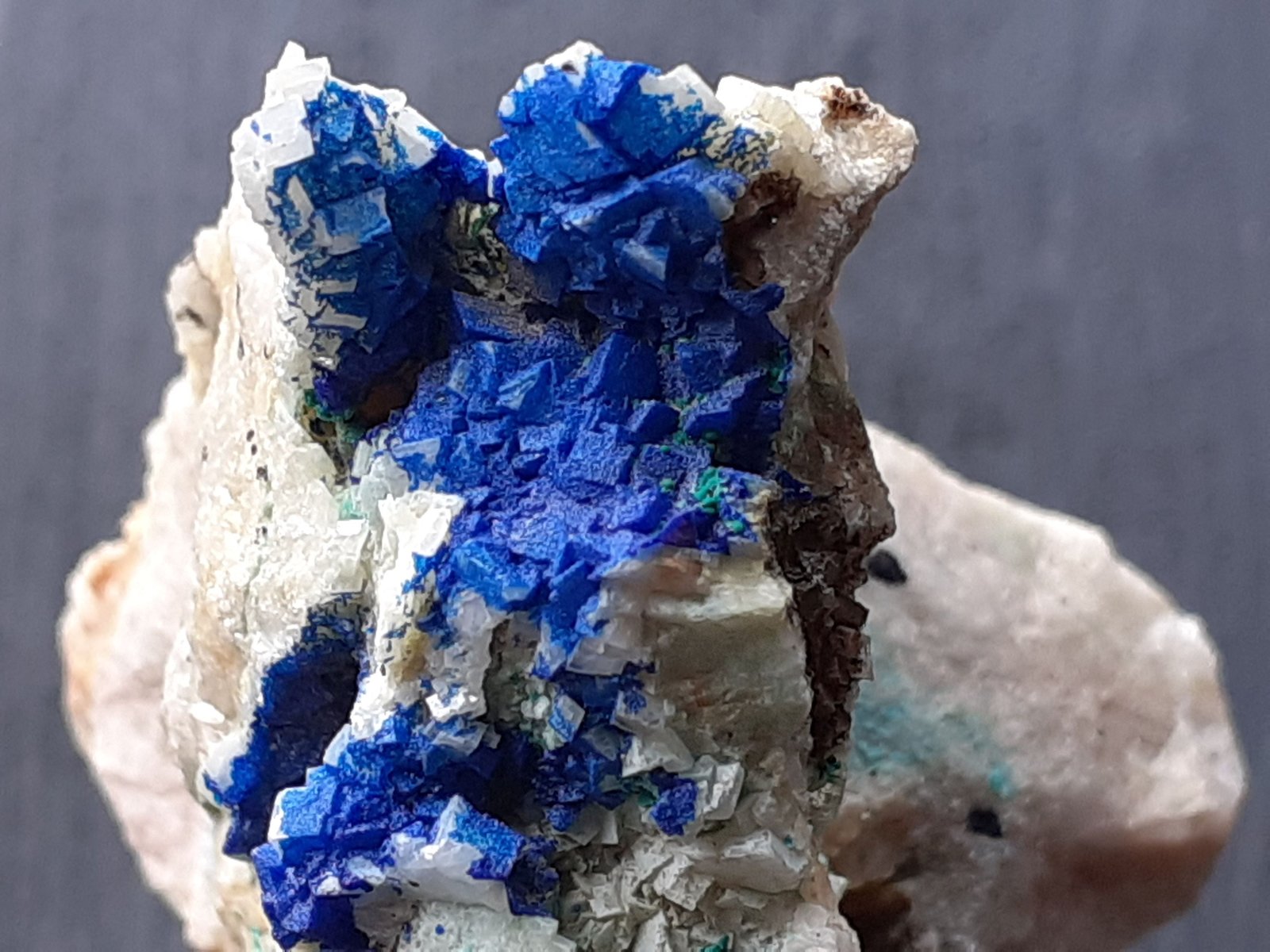 Azurite on Dolomite, Malachite
3 x 2 cm
(Autor: Volkmar Stingl)
