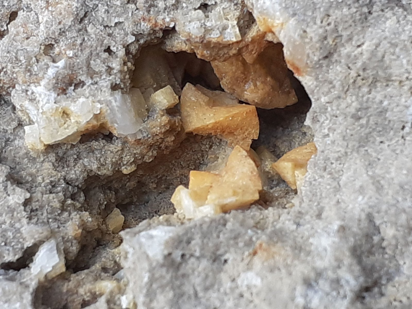 Dolomite
5 x 4,5 cm
(Autor: Volkmar Stingl)