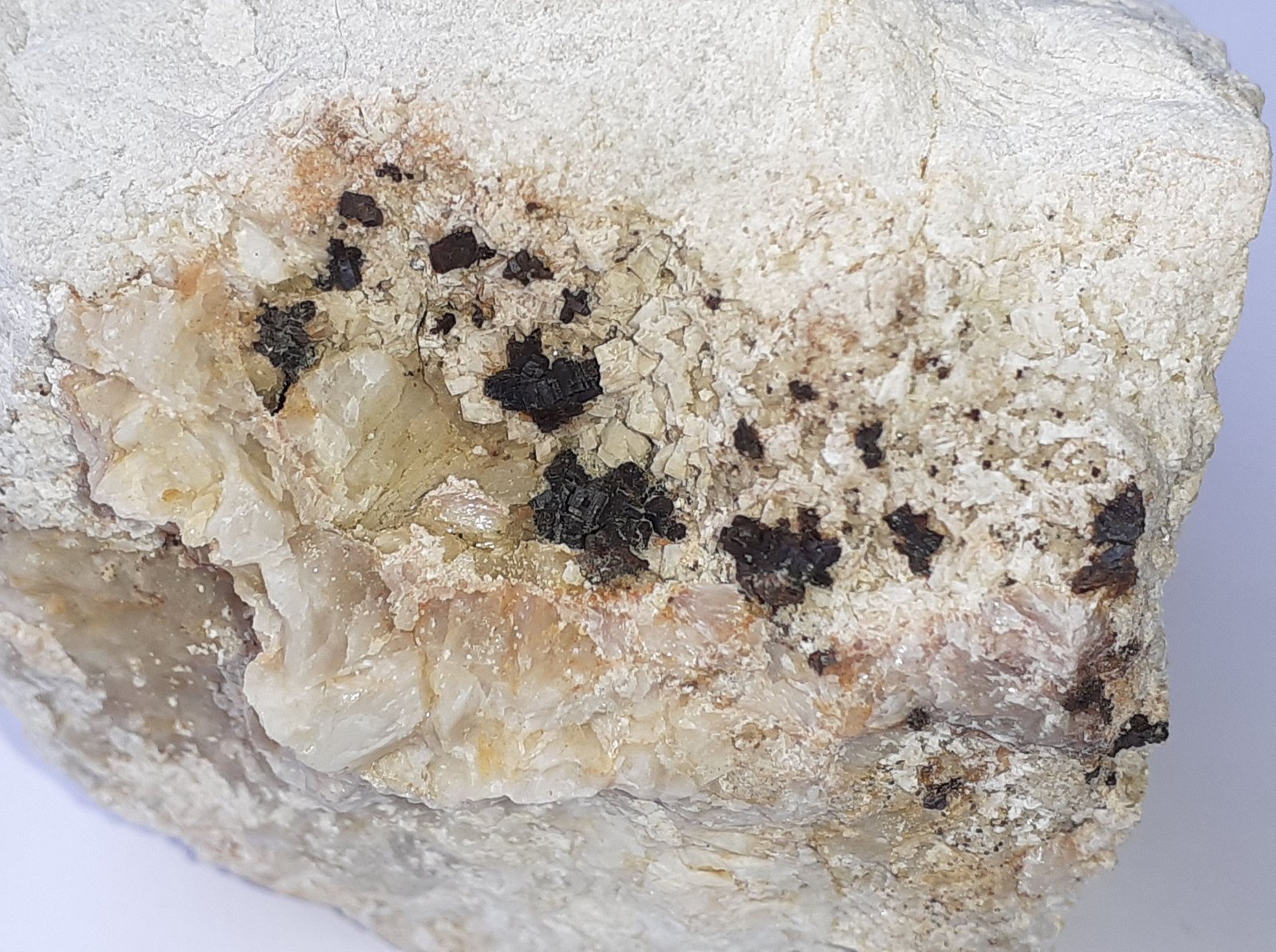 Descloizite, Baryte, Dolomite
5 x 4 cm
(Autor: Volkmar Stingl)