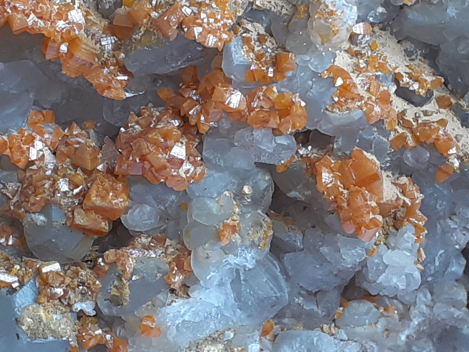 Wulfenite, Calcite
20 x 11 cm
(Autor: Volkmar Stingl)