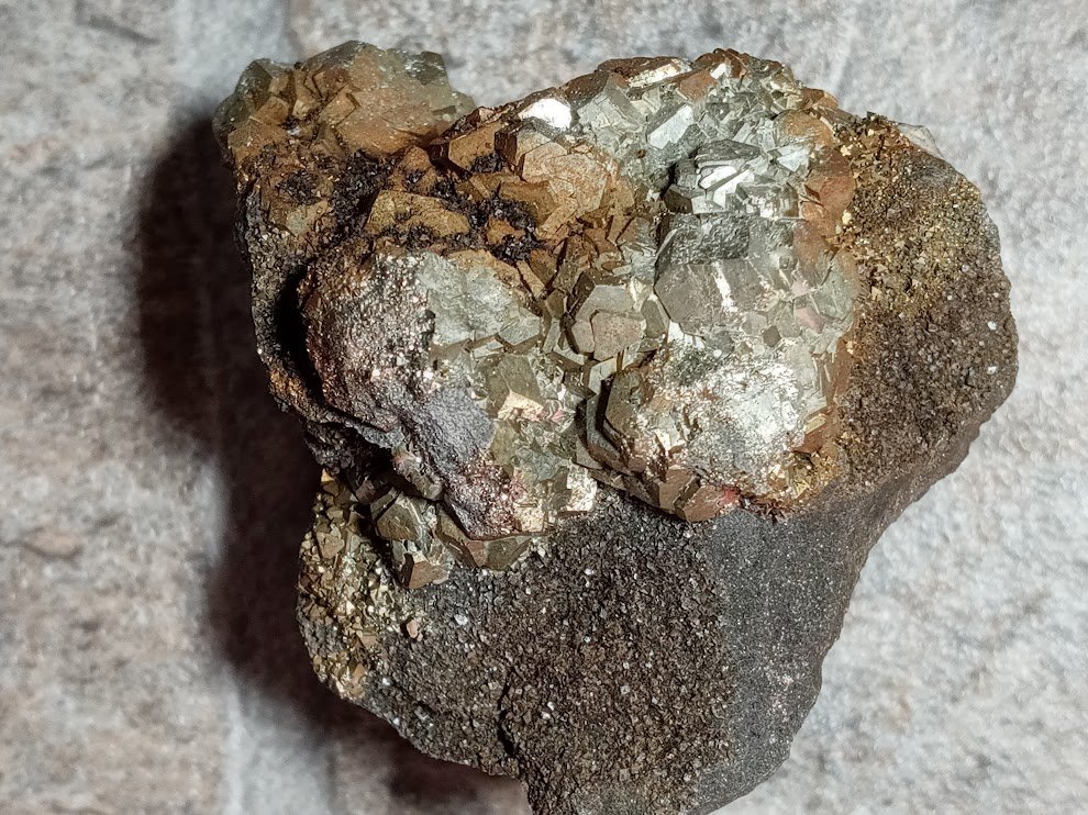 Pyrite
47 mm X 40 mm X 40 mm
(Autor: R Saunders)