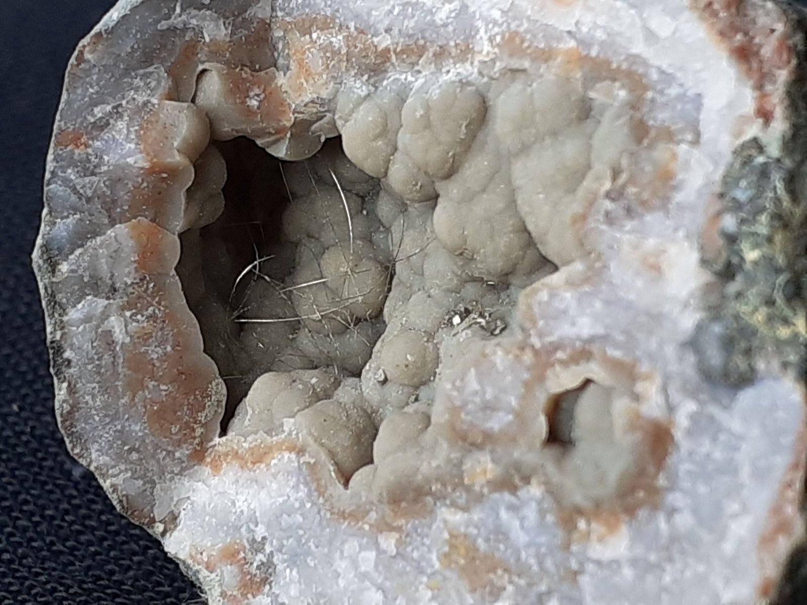 Millerite, Chalcopyrite, Quartz (variety chalcedony)
2,5 x 2 cm
(Autor: Volkmar Stingl)