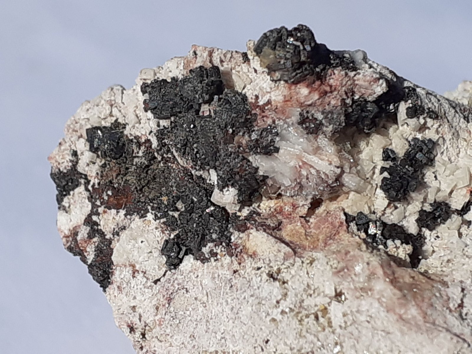 Descloizite, Baryte, Dolomite
FoV 1,5 x 1 cm
(Autor: Volkmar Stingl)
