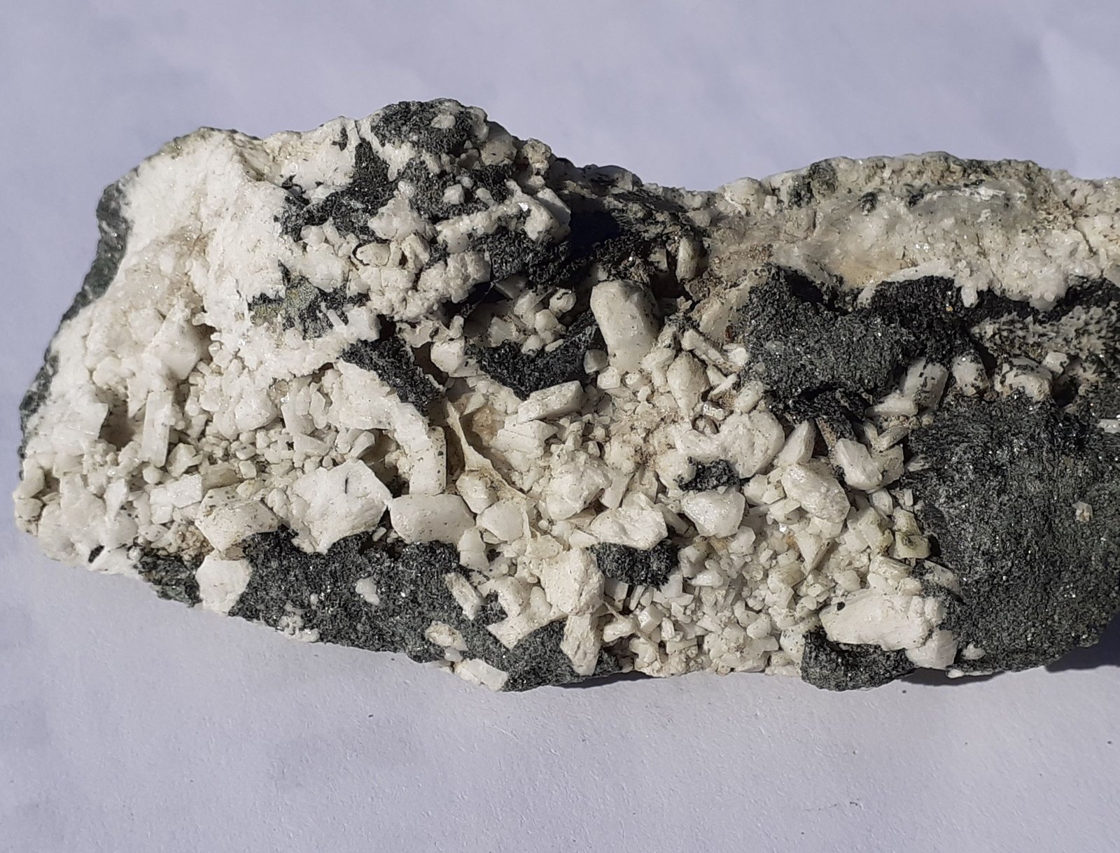 Albite (variety Pericline), Chlorite-group
7,5 x 3 cm
(Autor: Volkmar Stingl)