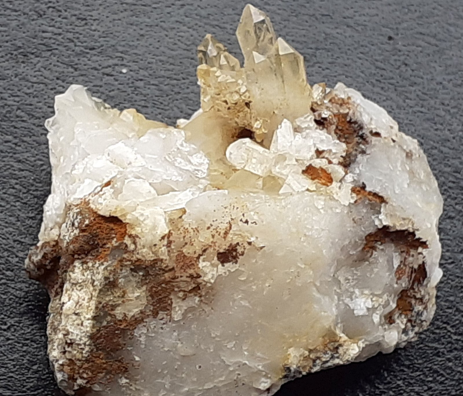 Quartz (variety Rock Crystal)
3,5 x 2,5 cm
(Autor: Volkmar Stingl)