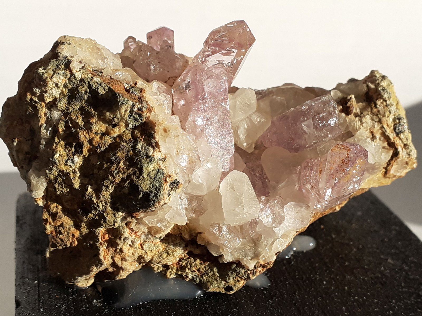 Quartz (variety Amethyst), Calcite
7 x 3,5 cm
(Autor: Volkmar Stingl)