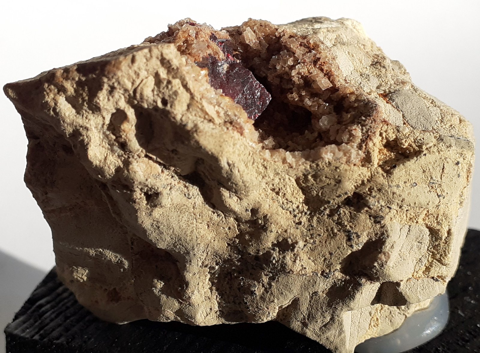 Cinnabar on Dolomite
4,5 x 3 cm
(Autor: Volkmar Stingl)