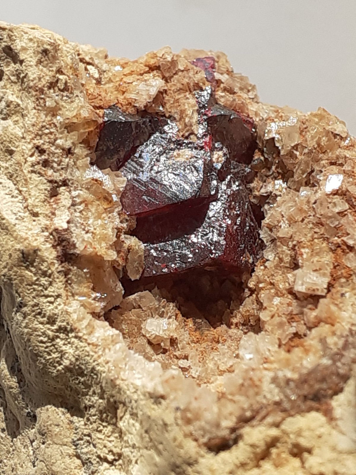 Cinnabar on Dolomite
4,5 x 3 cm
(Autor: Volkmar Stingl)