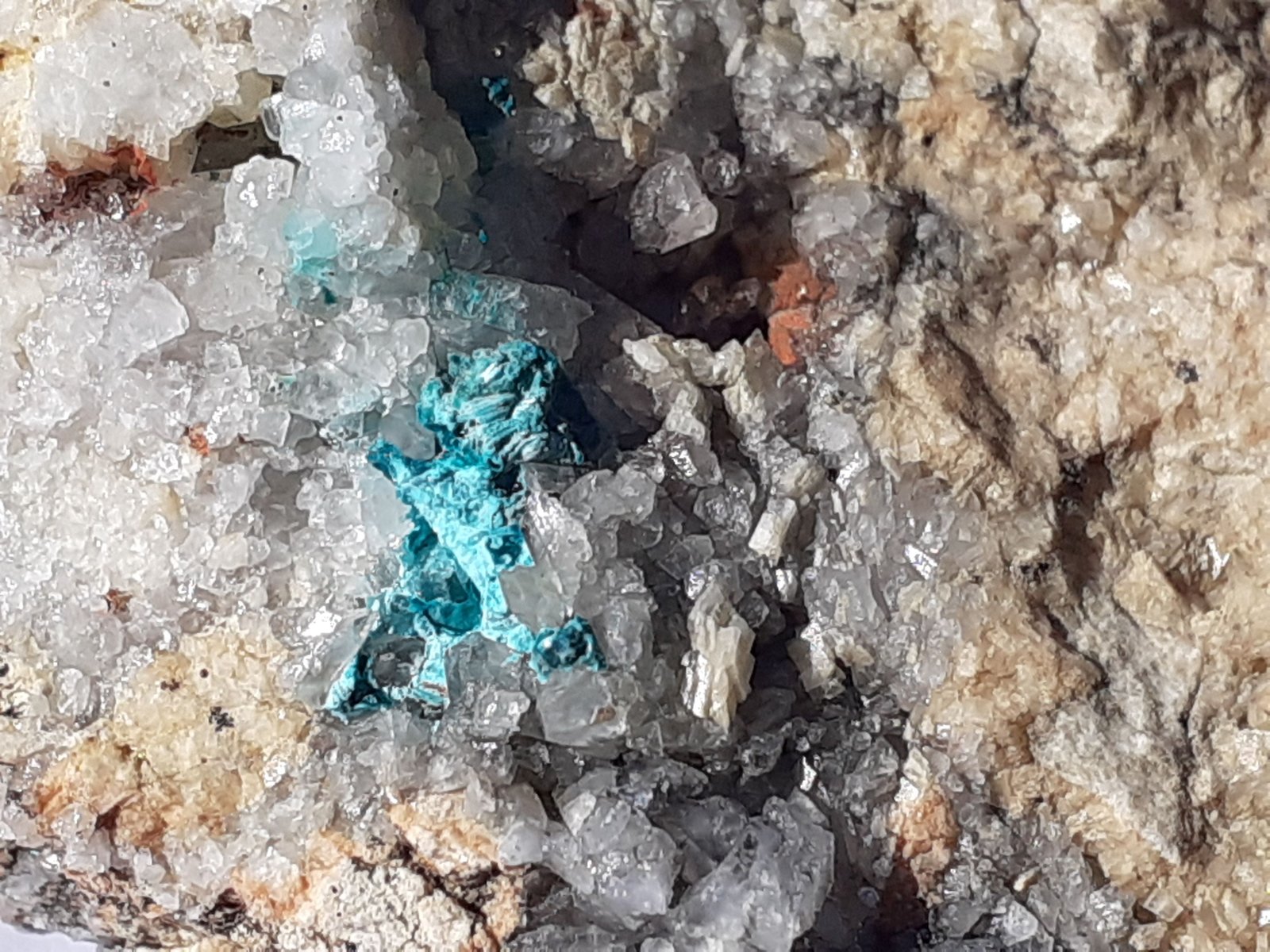 Quartz, Malachite, Cinnabar
6 x 3,5 cm
(Autor: Volkmar Stingl)