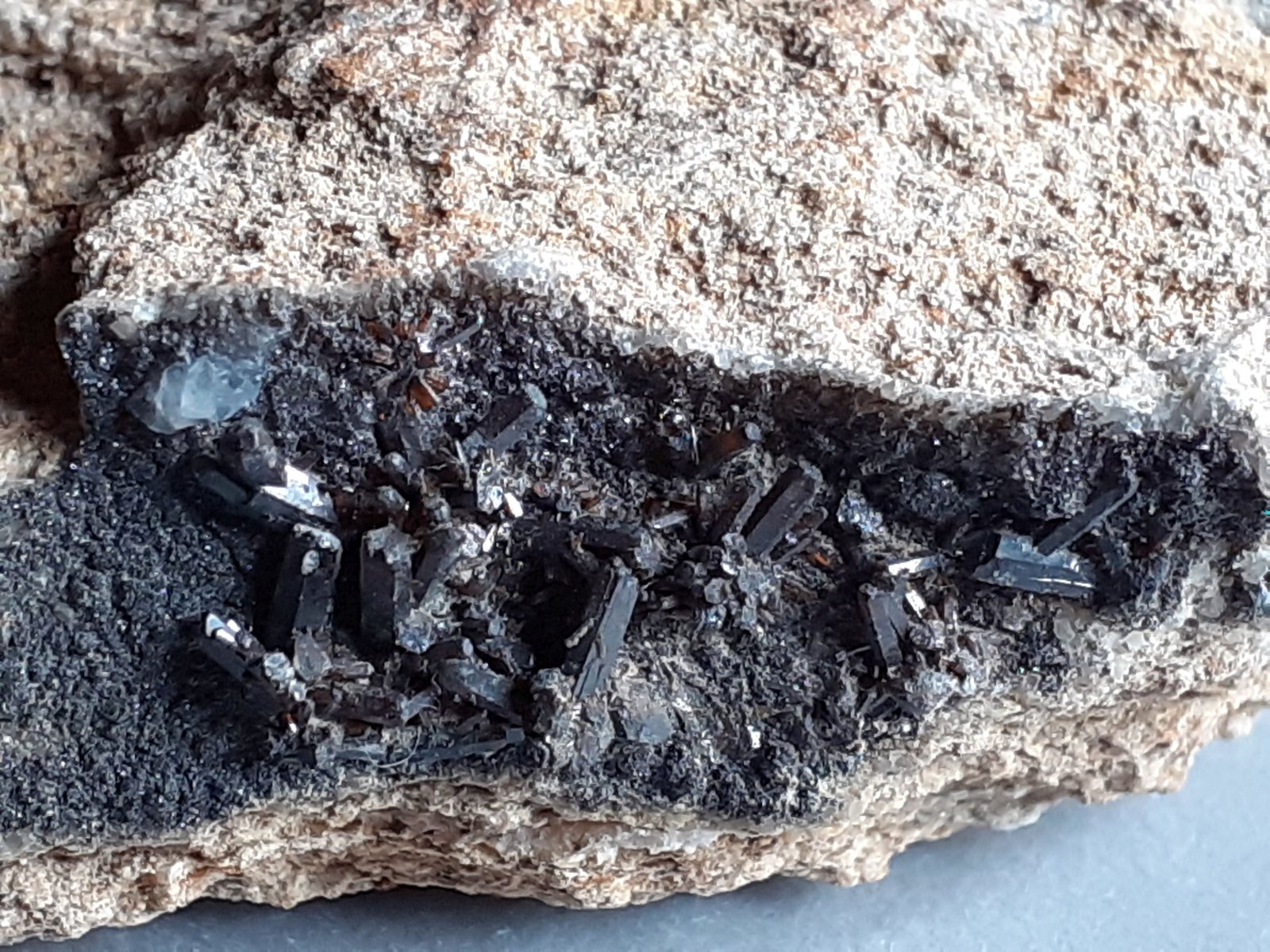 Descloizite, Wulfenite
4 x 4 cm
(Autor: Volkmar Stingl)
