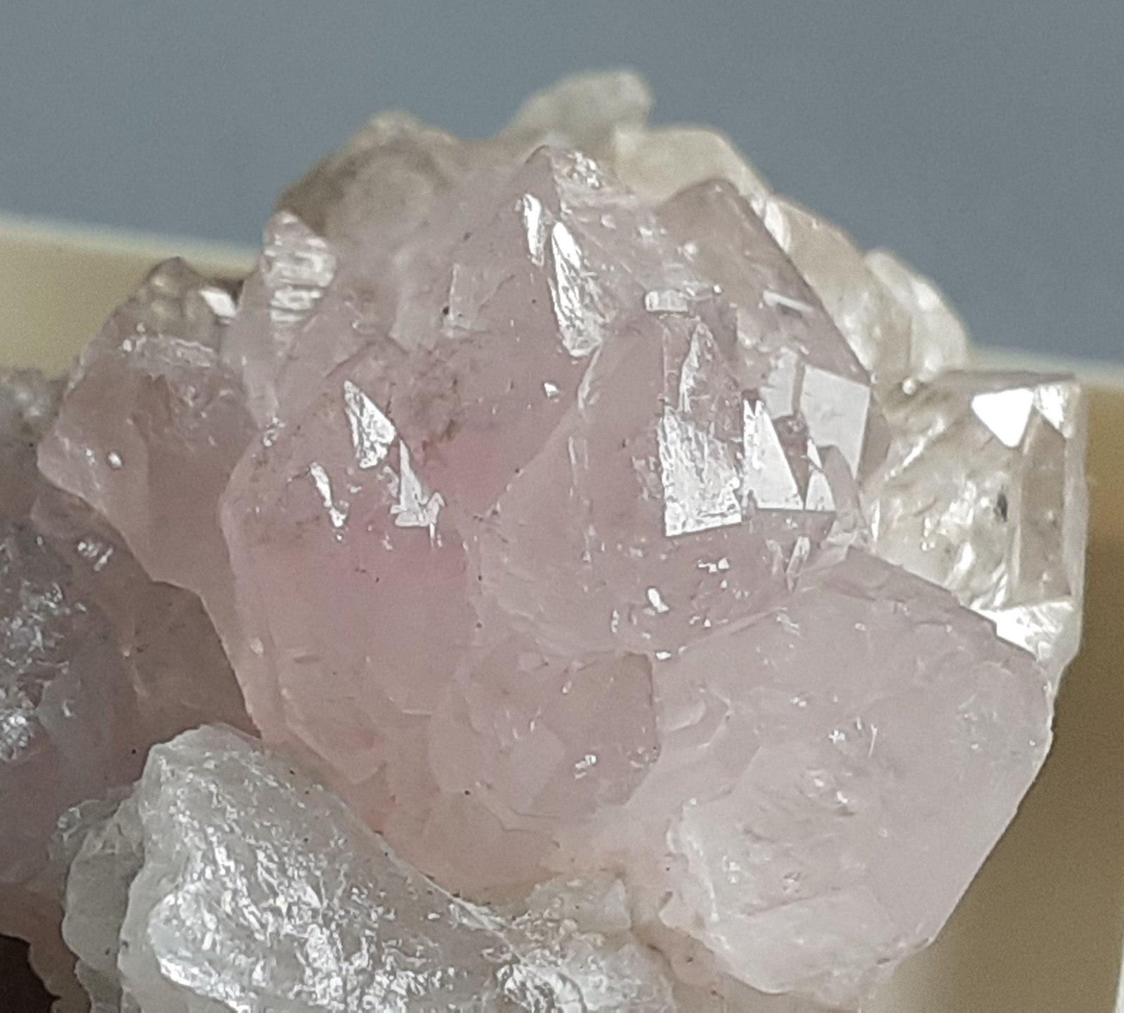 Quartz (variety rose quartz)
3 x 2 cm
(Autor: Volkmar Stingl)