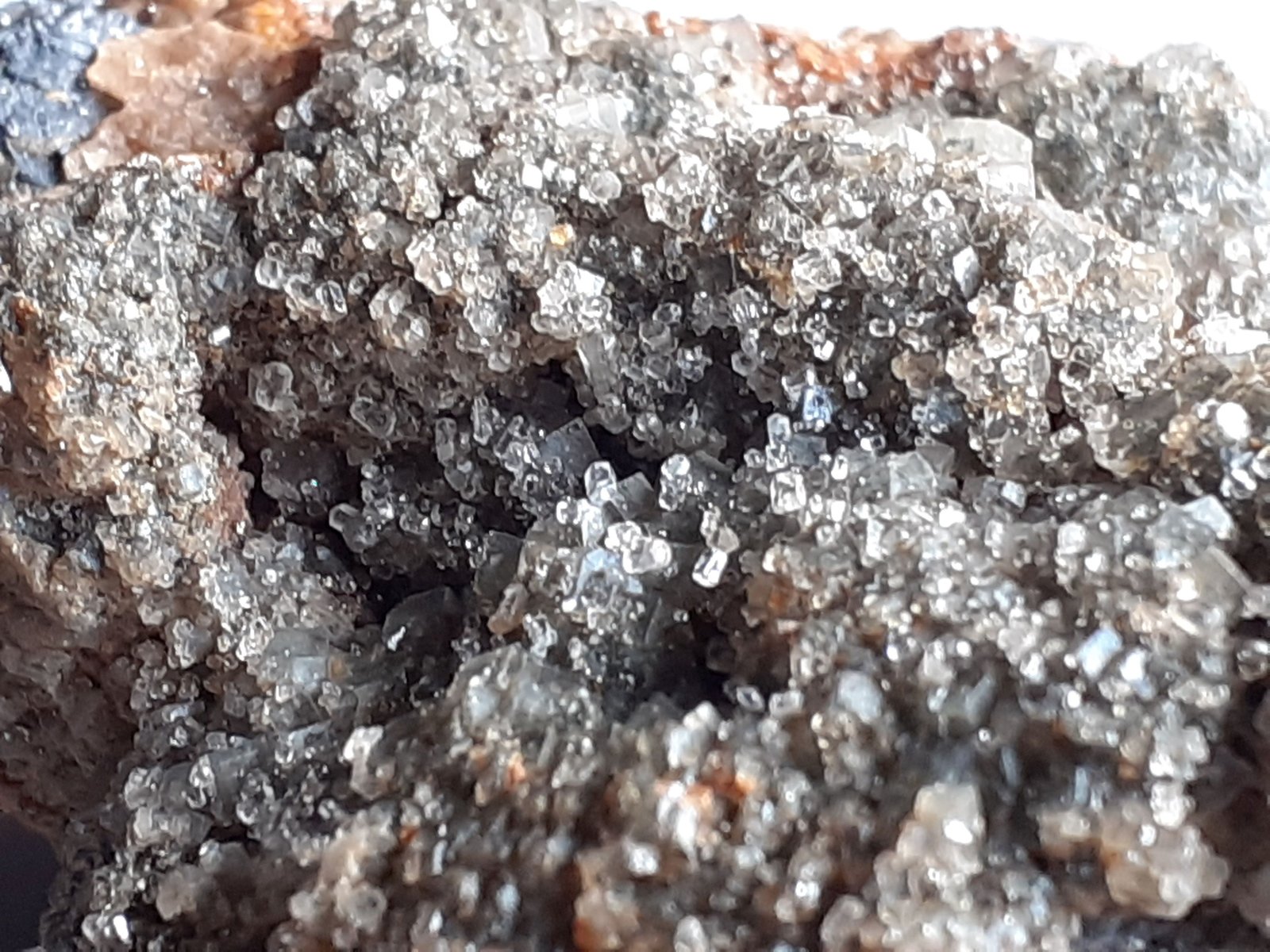 Calcite, Fluorite, Wulfenite, Cerussite, Galena
4 x 3,5 cm
(Autor: Volkmar Stingl)