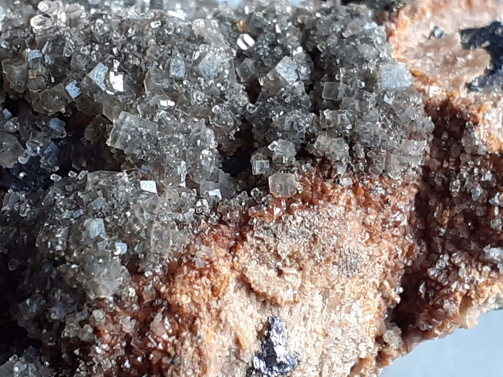 Calcite, Fluorite, Wulfenite, Cerussite, Galena
4 x 3,5 cm
(Autor: Volkmar Stingl)