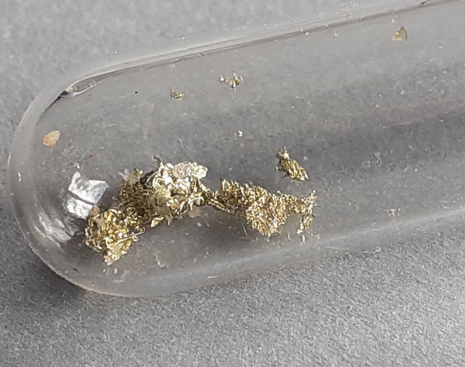 Gold
vial diameter ca. 6 mm
(Autor: Volkmar Stingl)