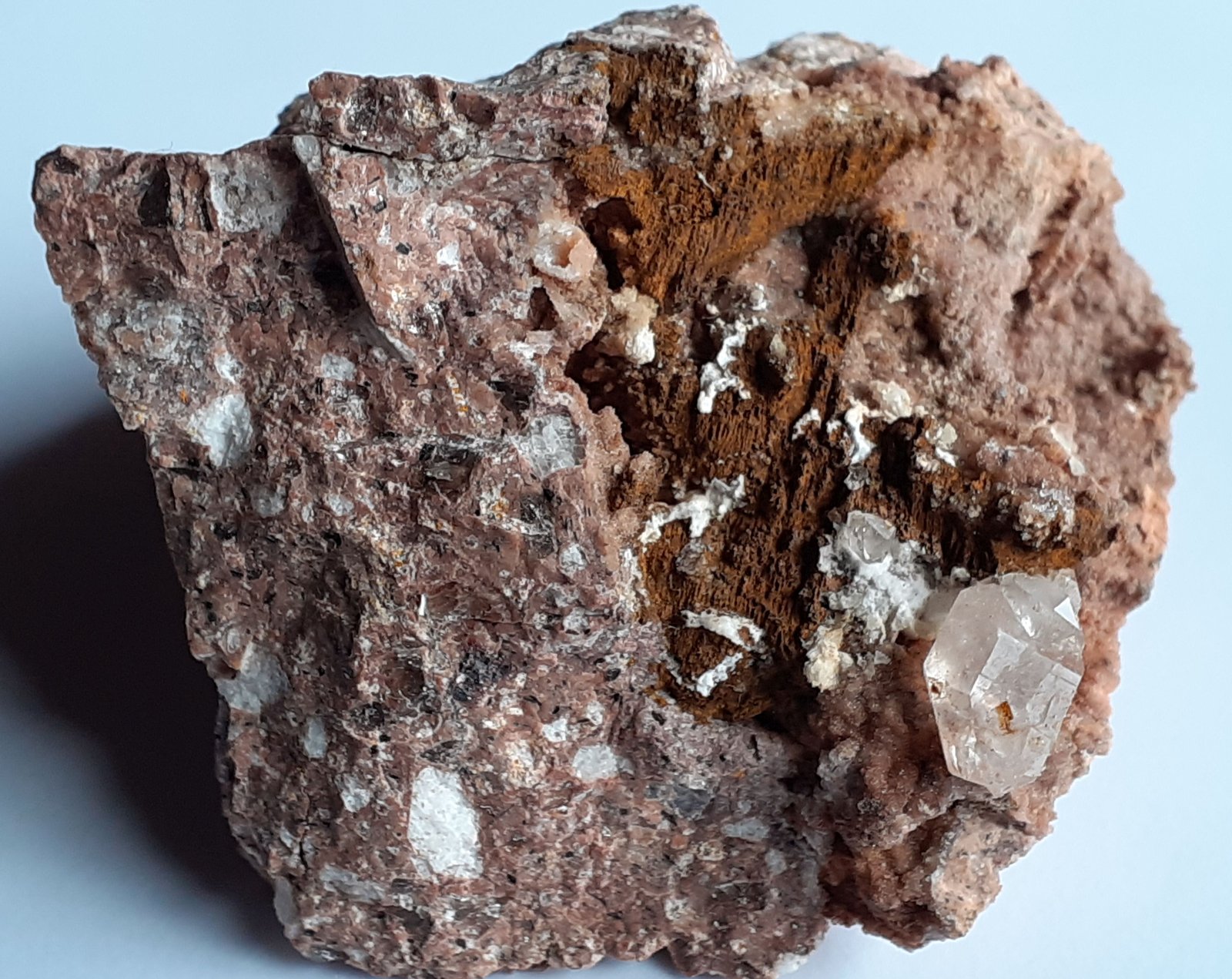 Quartz, Aragonite, limonite
6 x 5,5 cm
(Autor: Volkmar Stingl)
