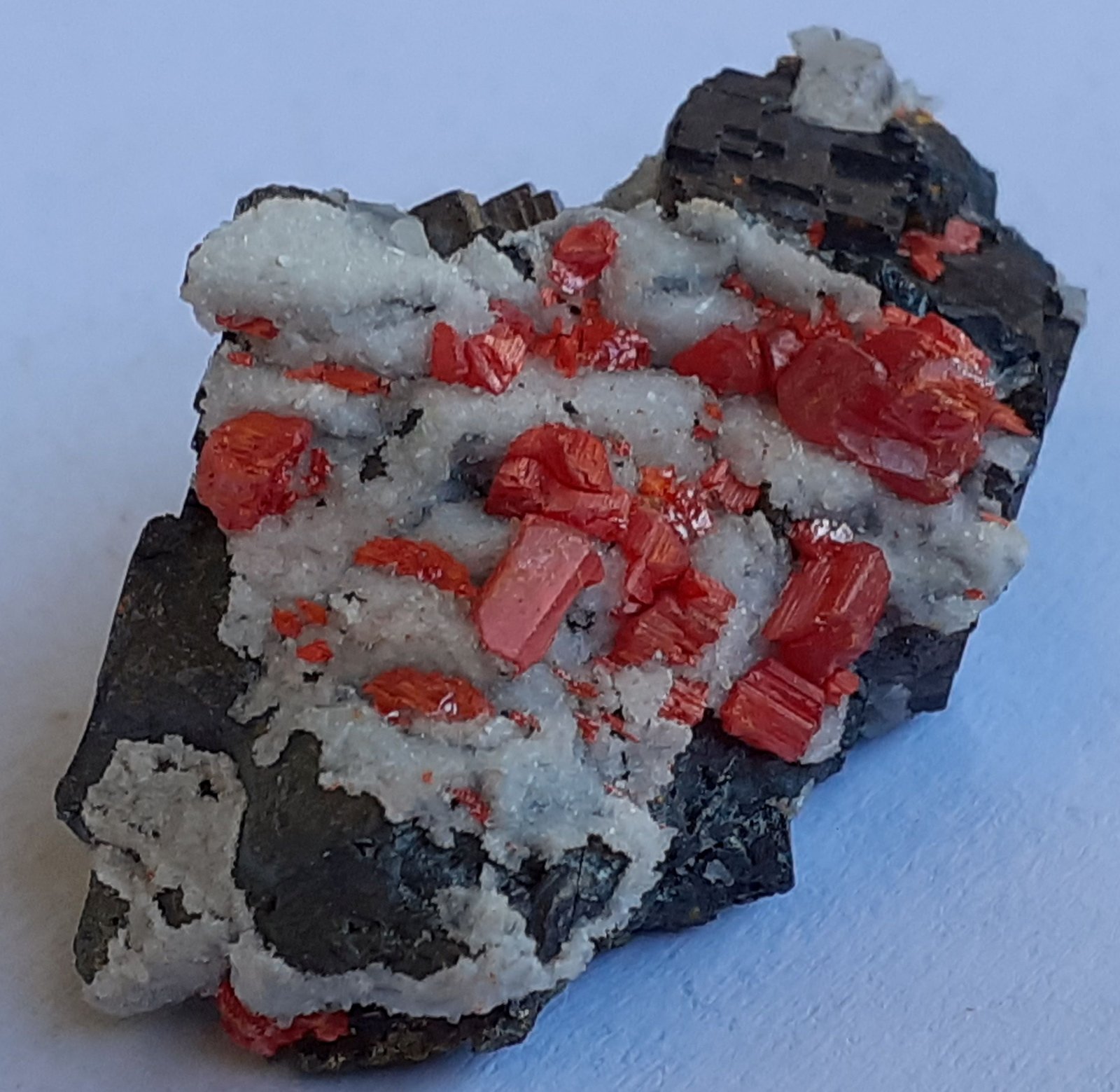 Realgar, Quartz, Galena
3 x 2 cm
(Autor: Volkmar Stingl)