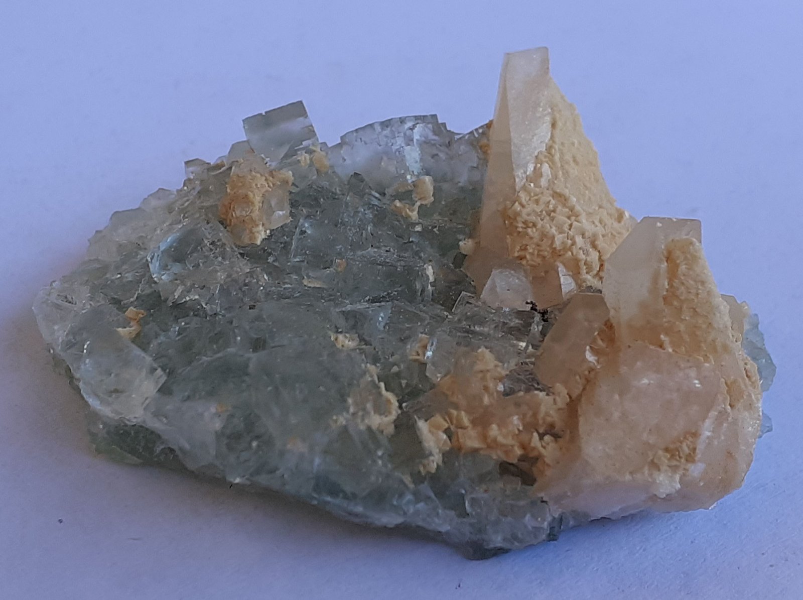 Calcite, Dolomite, Fluorite
4 x 3 cm
(Autor: Volkmar Stingl)