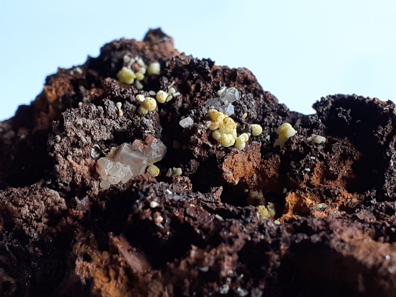 Mimetite, Calcite
7 x 4,5 cm
(Autor: Volkmar Stingl)