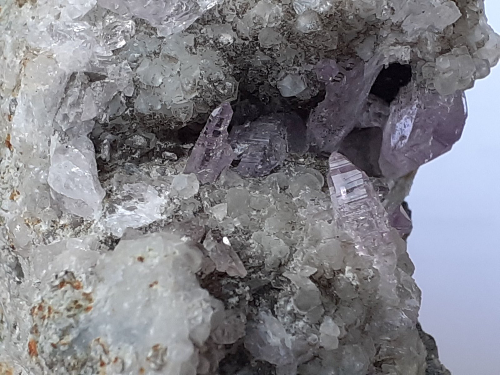 Quartz (variety amethyst), Calcite
10 x 5,5 cm
(Autor: Volkmar Stingl)