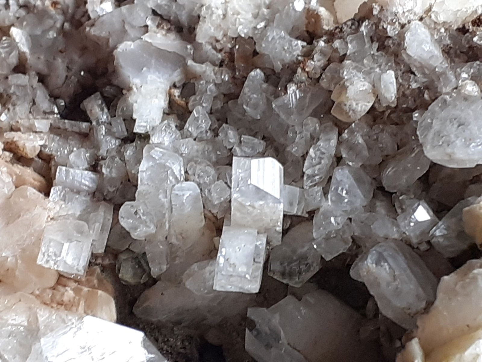 Albite, Quartz
10 x 7 cm
(Autor: Volkmar Stingl)