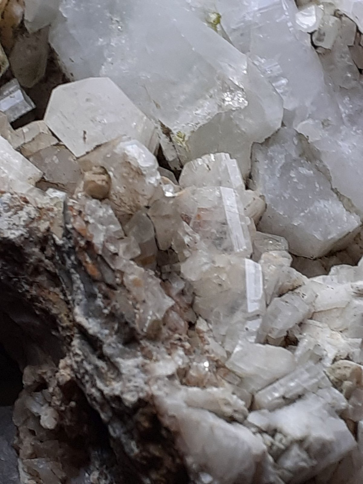Albite, Quartz
10 x 7 cm
(Autor: Volkmar Stingl)