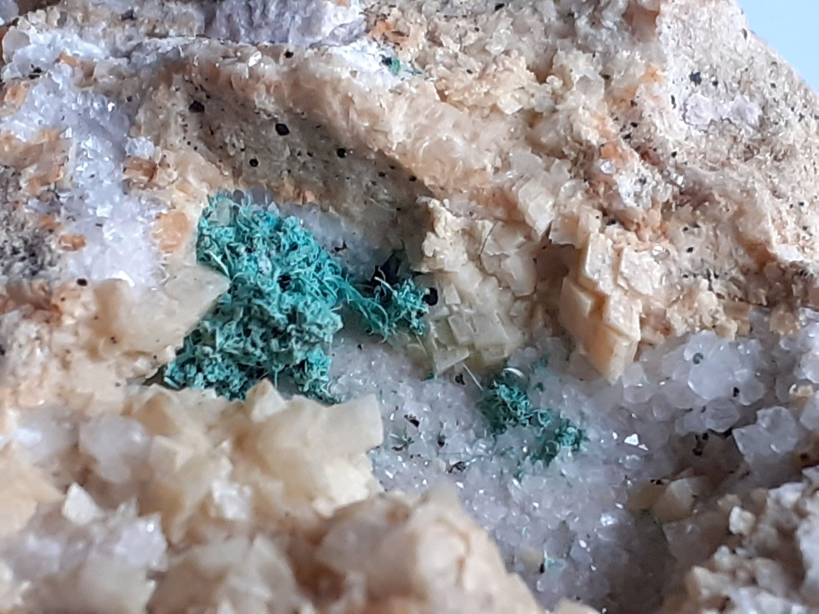 Malachite, Quartz, Dolomite
FoV ca. 2,5 x 2 cm
(Autor: Volkmar Stingl)