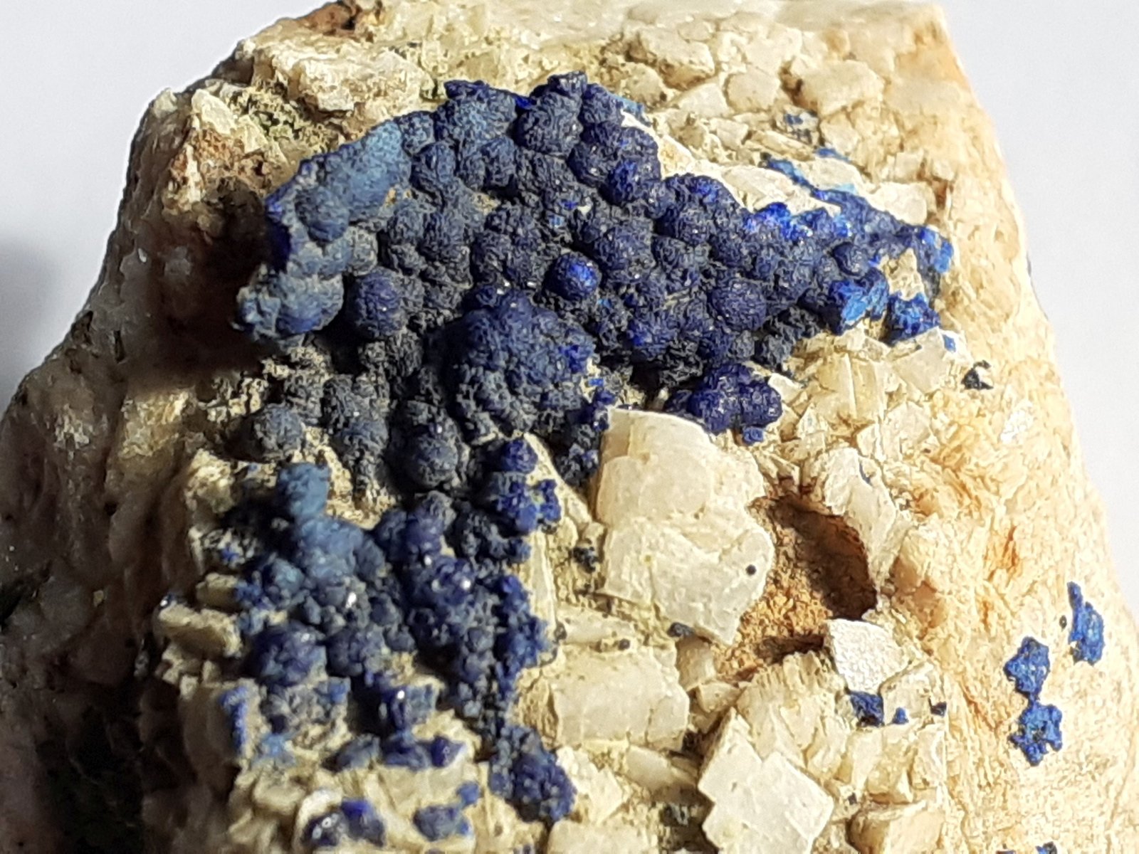 Azurite, Dolomite
3 x 3 cm
(Autor: Volkmar Stingl)