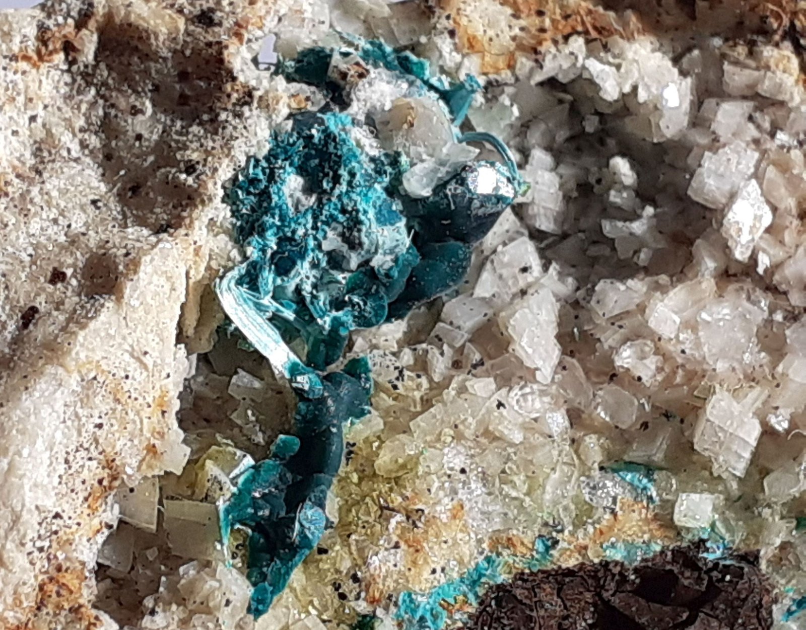 Malachite, Dolomite, Calcite
FoV 2,5 x 2 cm
(Autor: Volkmar Stingl)