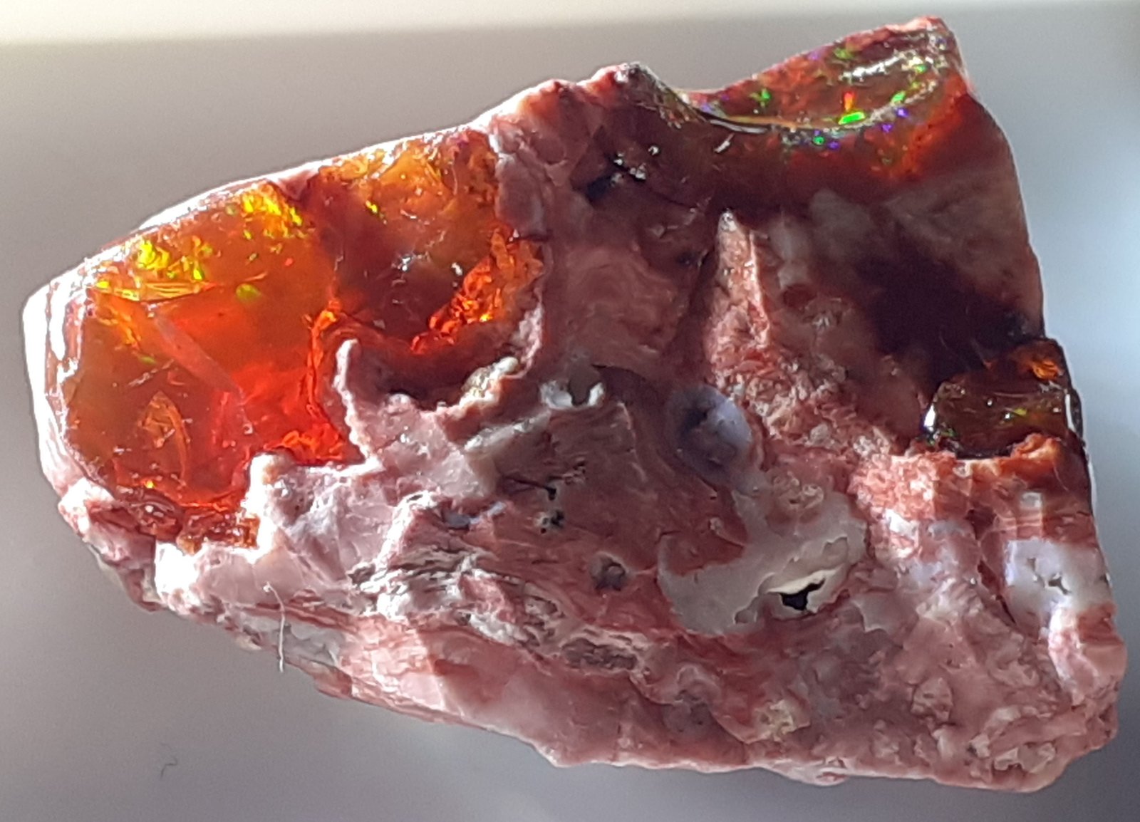 Opal (variety fire opal)
2 x 1,5 cm
(Autor: Volkmar Stingl)