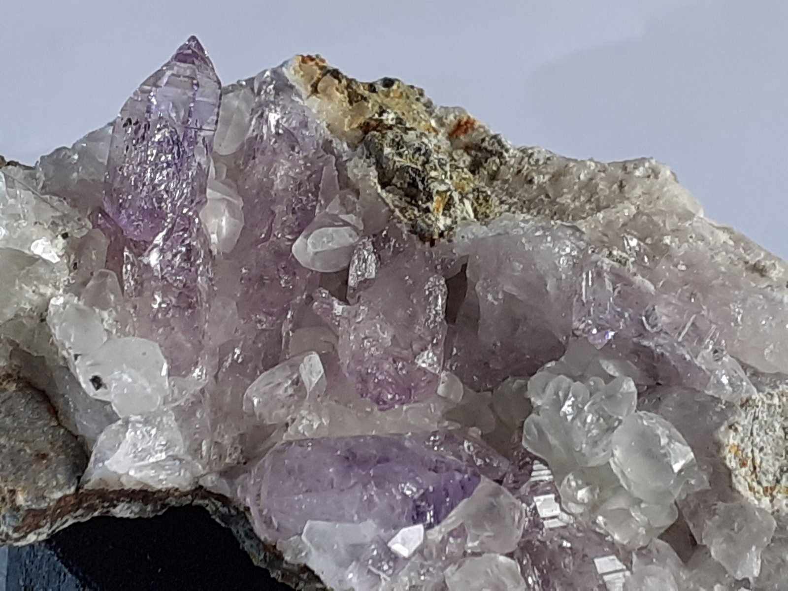 Quartz (variety Amethyst), Calcite
6,5 x 4 cm
(Autor: Volkmar Stingl)