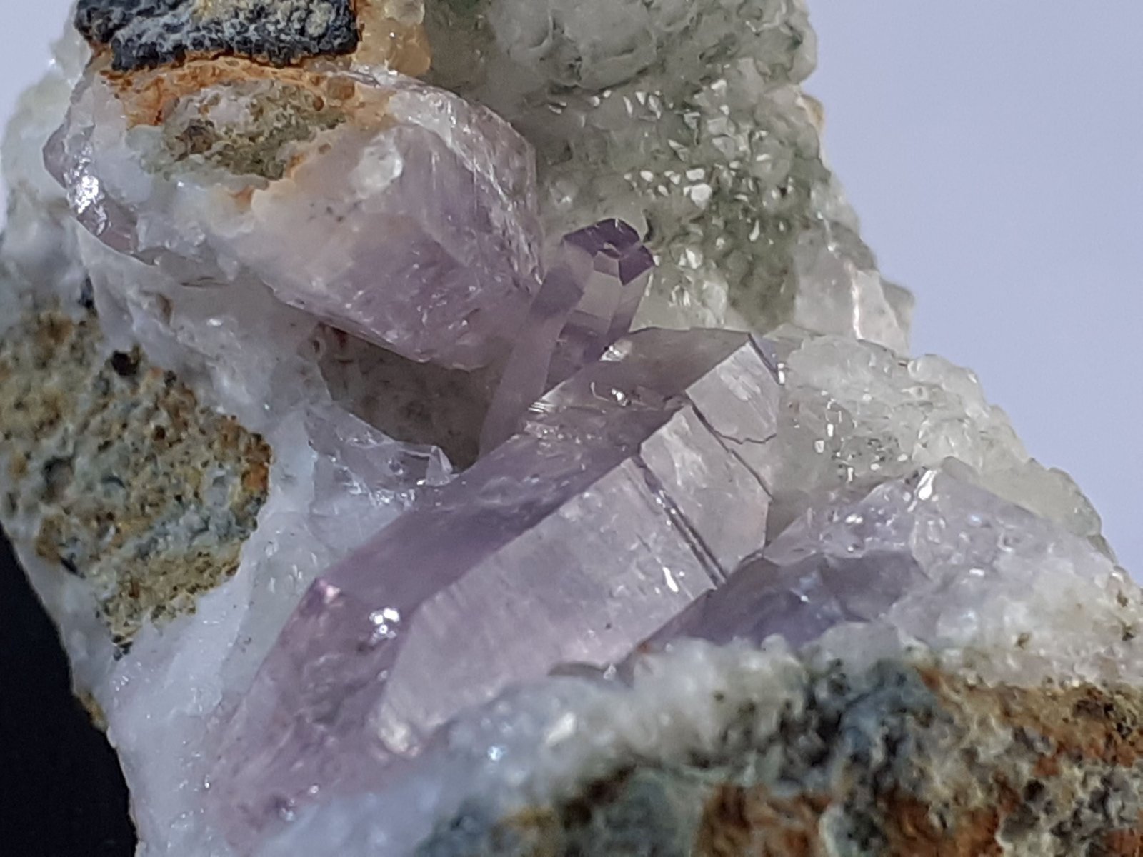 Quartz (variety Amethyst), Calcite
3,5 x 2,5 cm
(Autor: Volkmar Stingl)