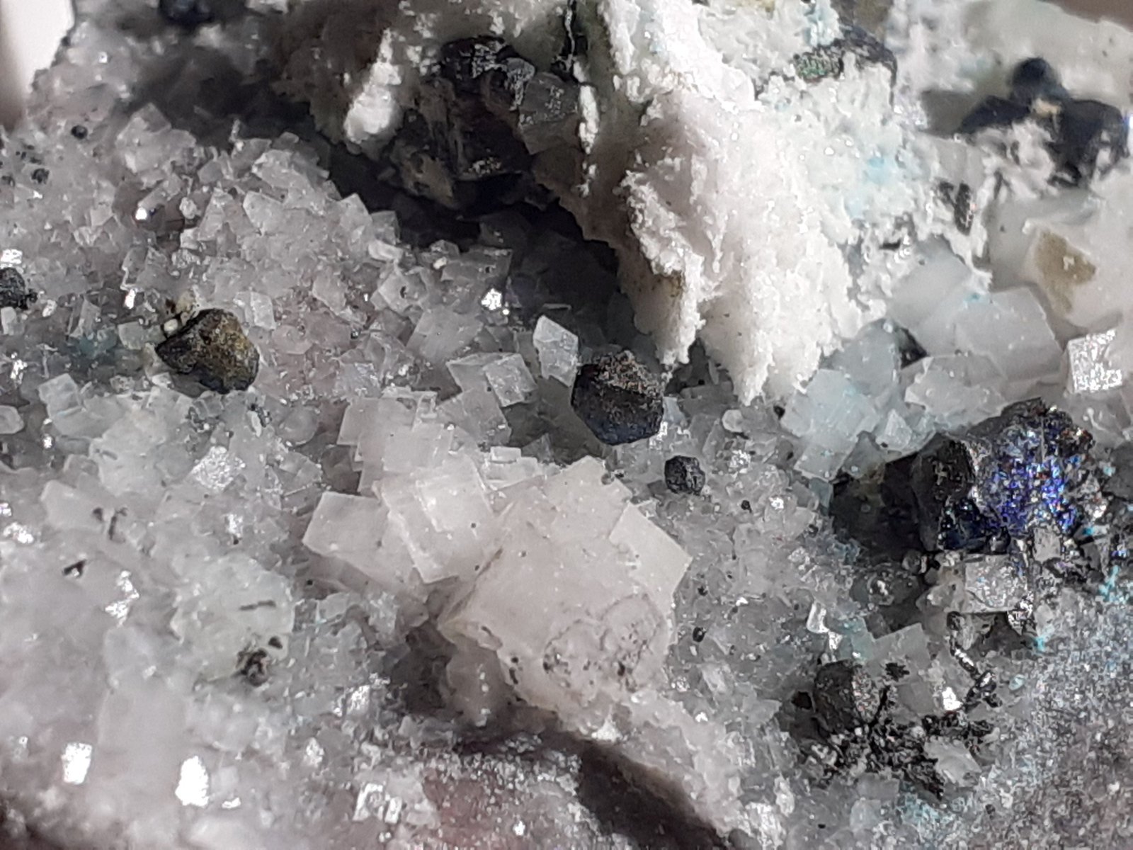 Tetrahedrite-group, Dolomite, Baryte
4,5 x 3 cm
(Autor: Volkmar Stingl)