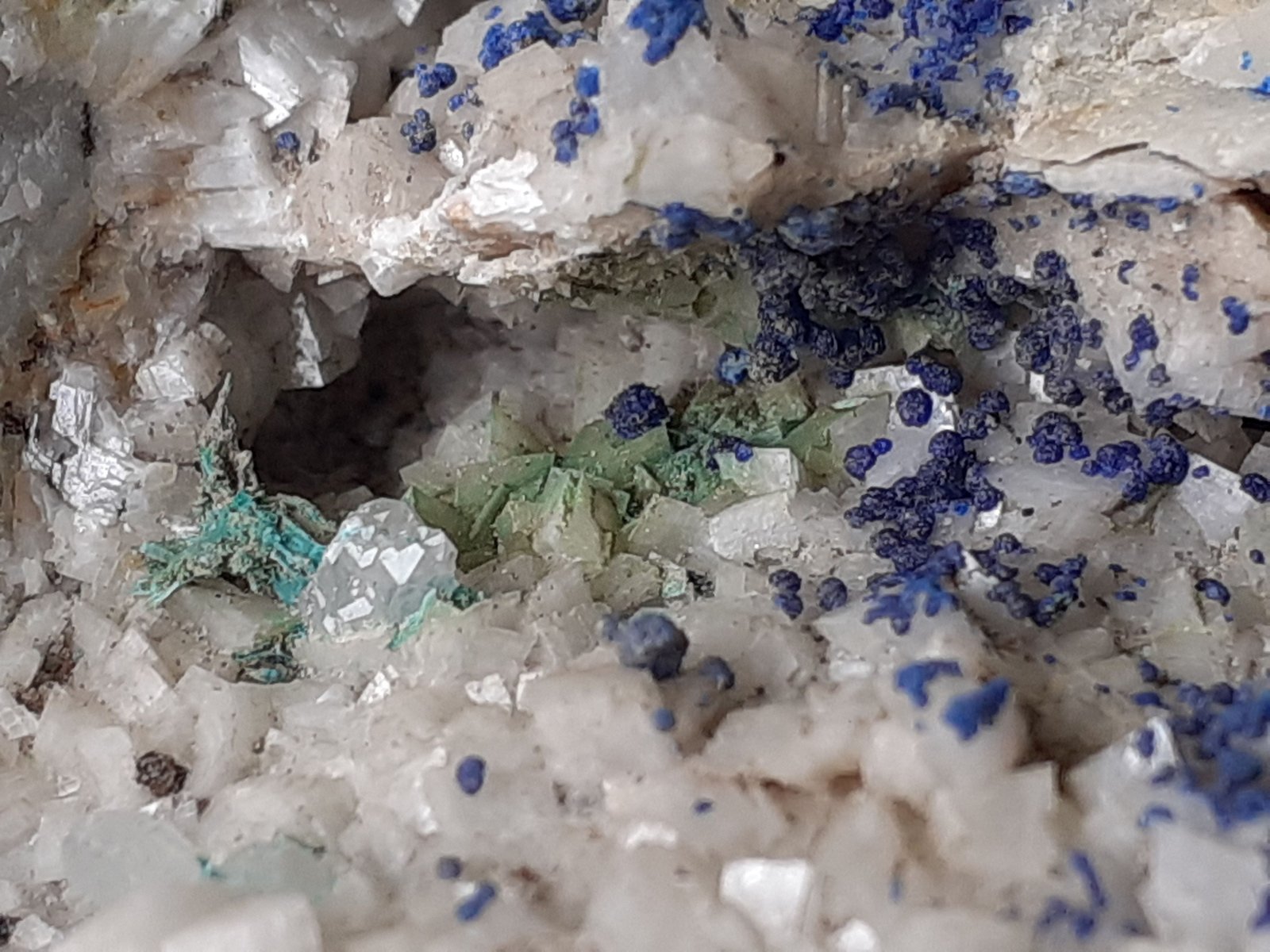 Azurite, Malachite, Quartz, Dolomite, Tetrahedrite
13,5 x 7 cm
(Autor: Volkmar Stingl)