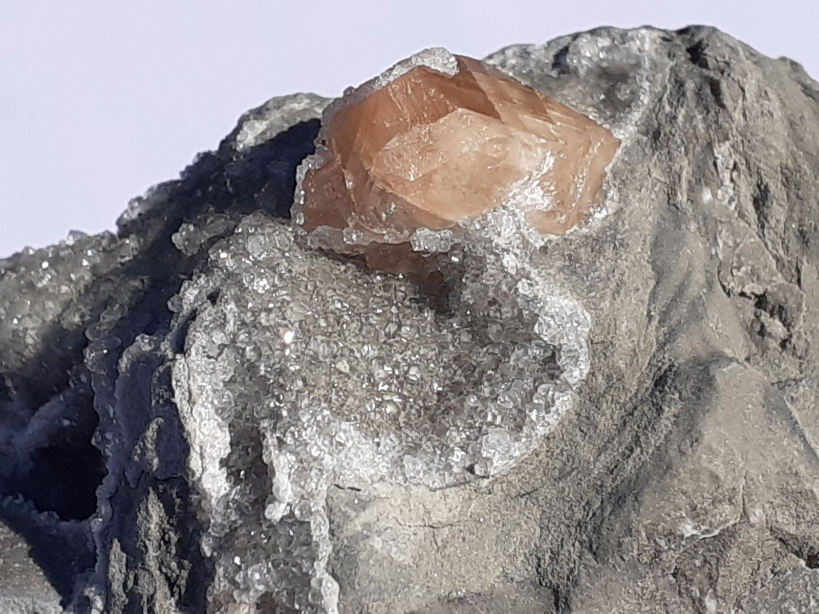 Celestine, Calcite
FoV 4 cm
(Autor: Volkmar Stingl)
