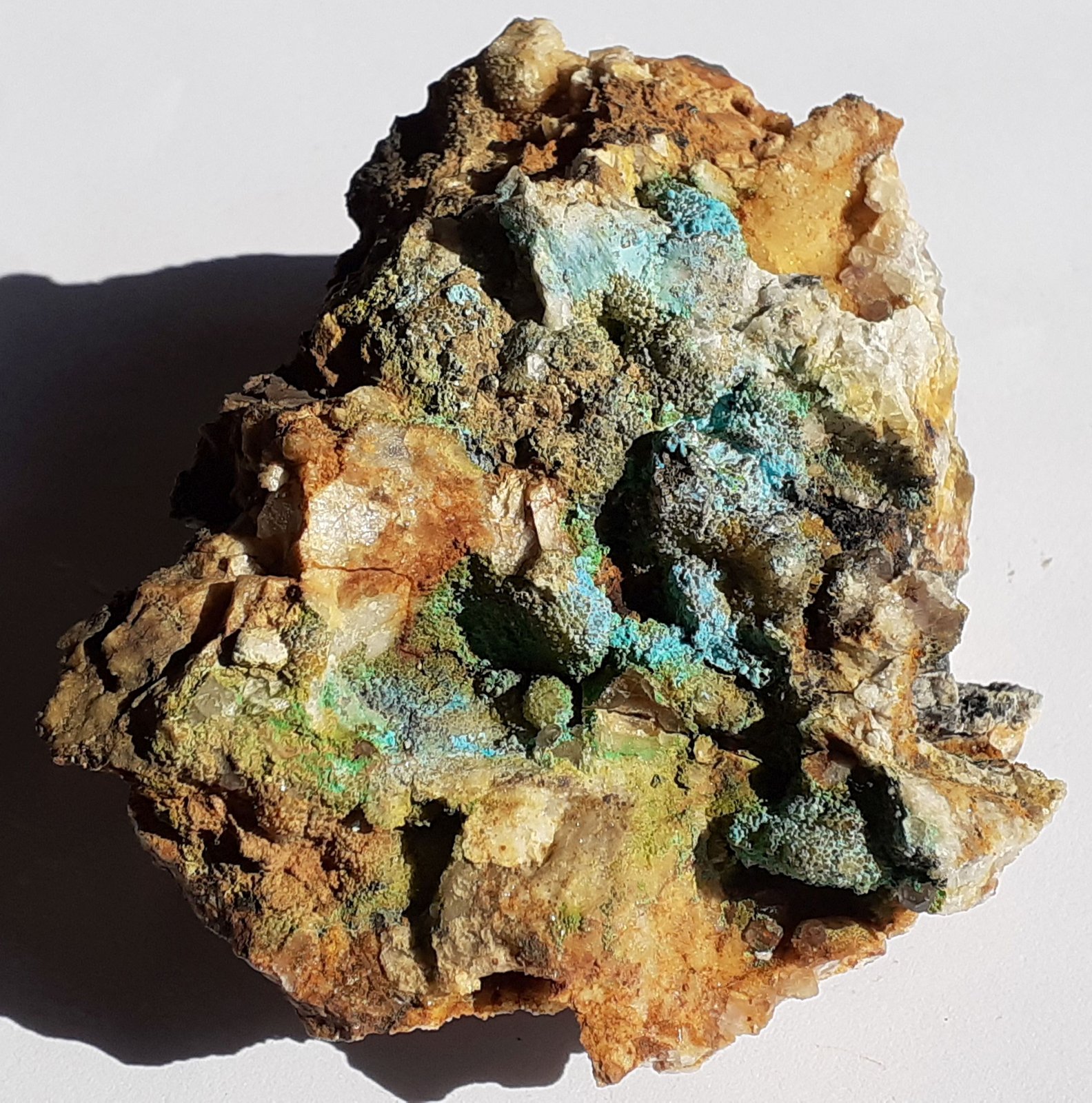 Malachite, Serpierite, Fluorite, Quartz
9 x 6,5 cm
(Autor: Volkmar Stingl)