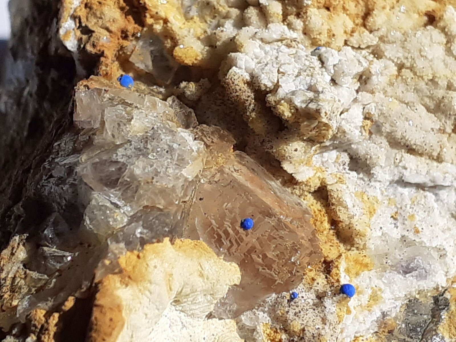 Azurite, Fluorite, Chalcedony
7 x 4 cm
(Autor: Volkmar Stingl)