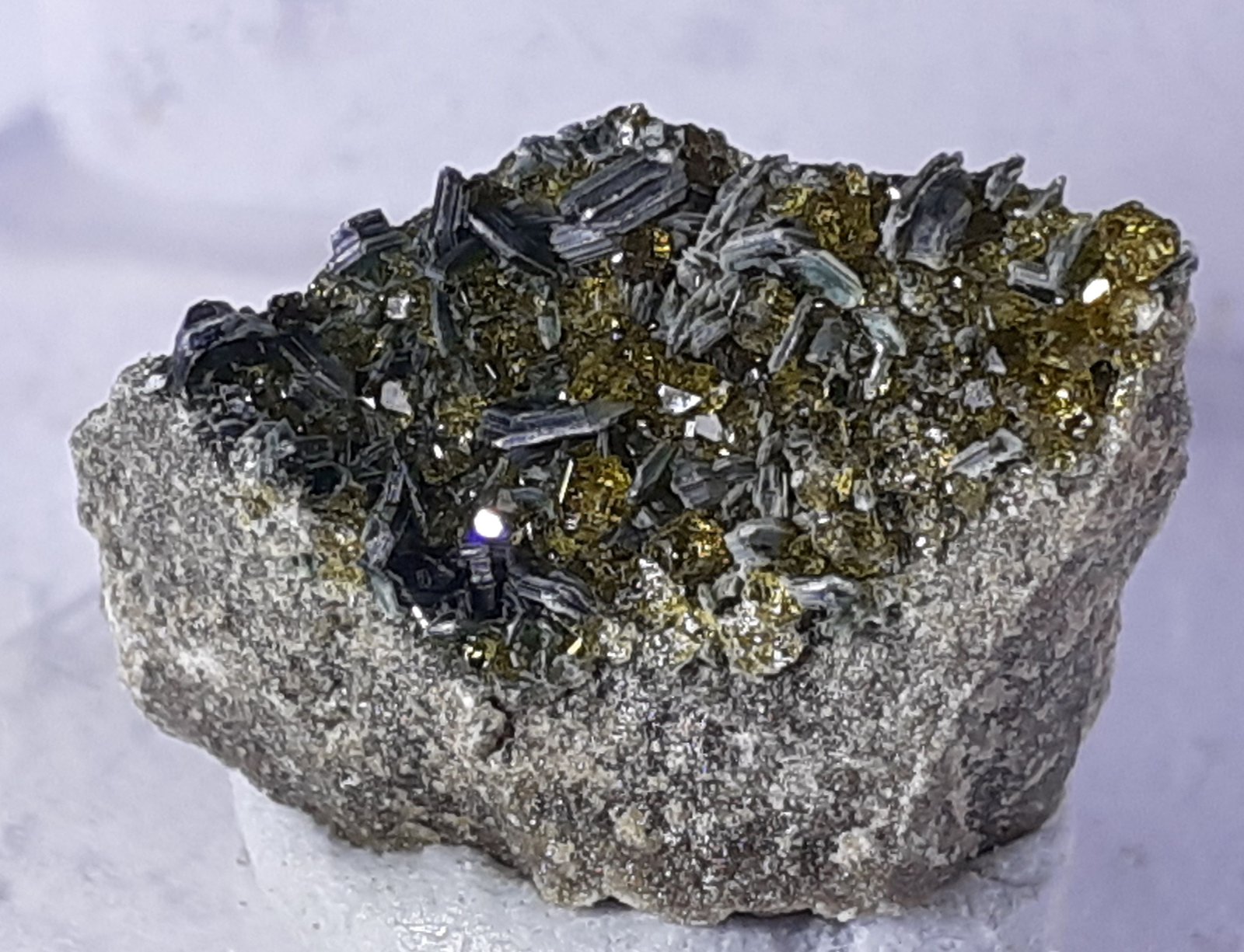 Vesuvianite, Clinochlore
1,5 x 1 cm
(Autor: Volkmar Stingl)