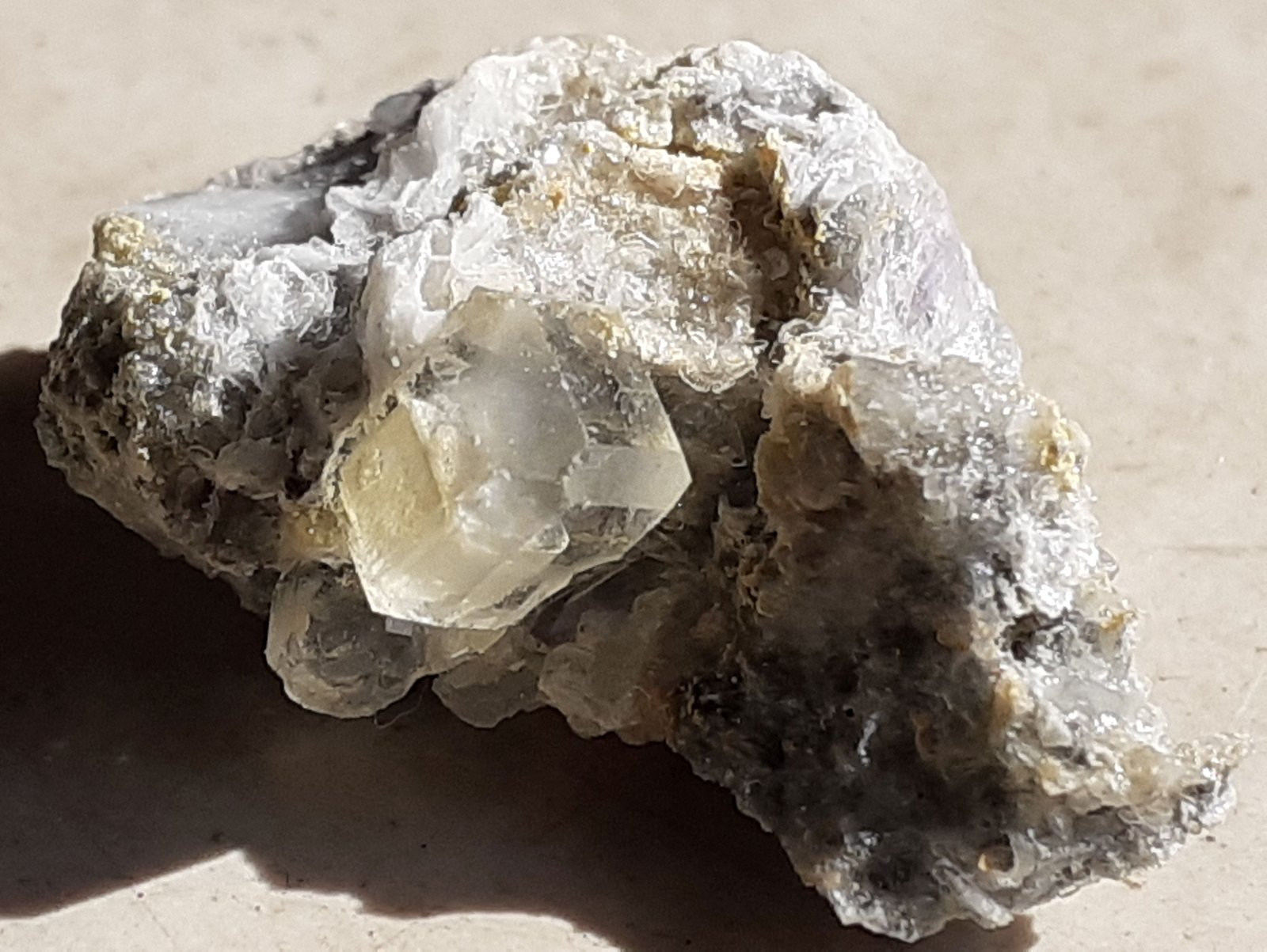 Fluorite, Barite
2 x 1 cm
(Autor: Volkmar Stingl)