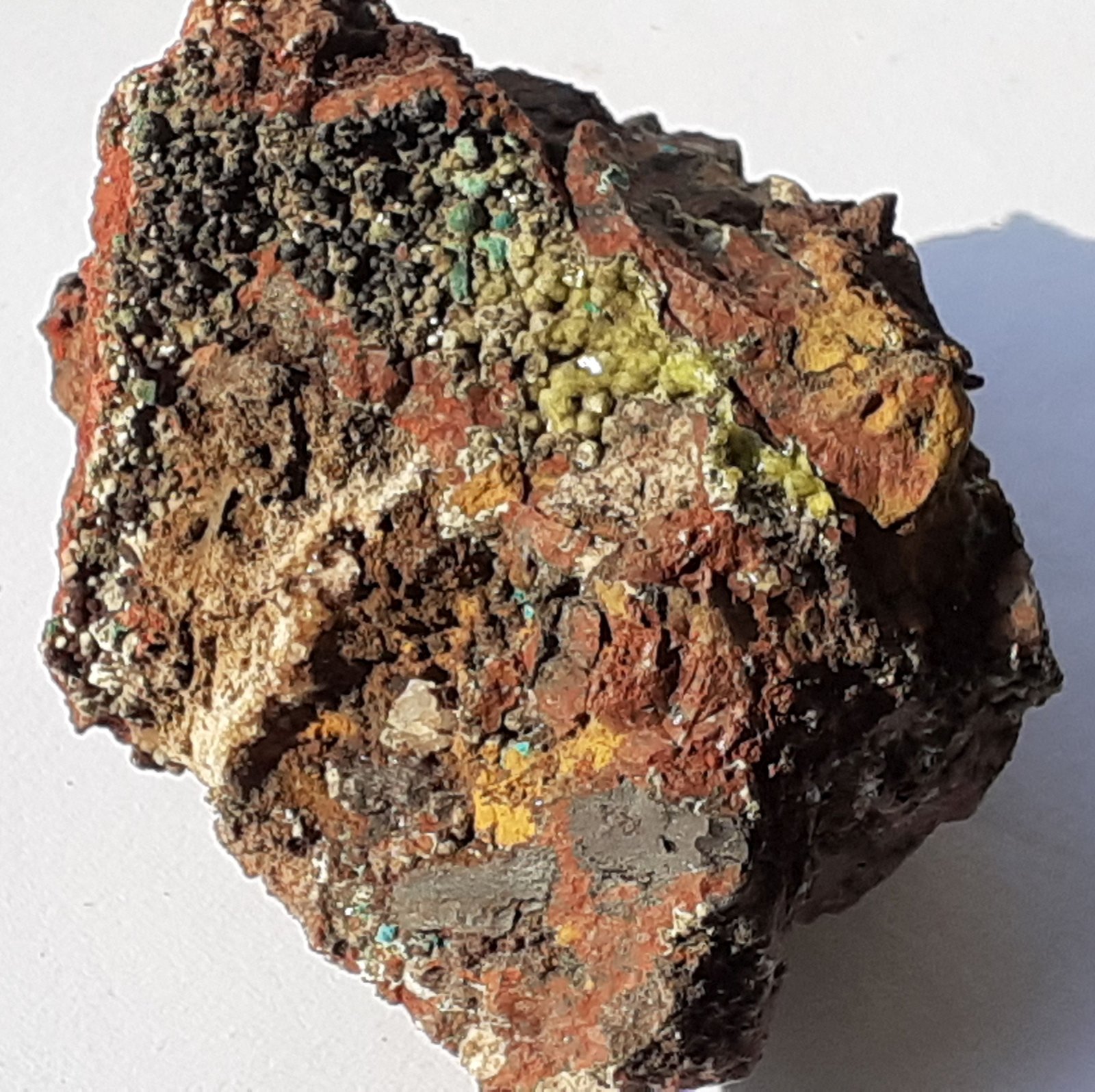 Rosasite, Smithsonite, Goethite, Jarosite
4 x 3,5 cm
(Autor: Volkmar Stingl)