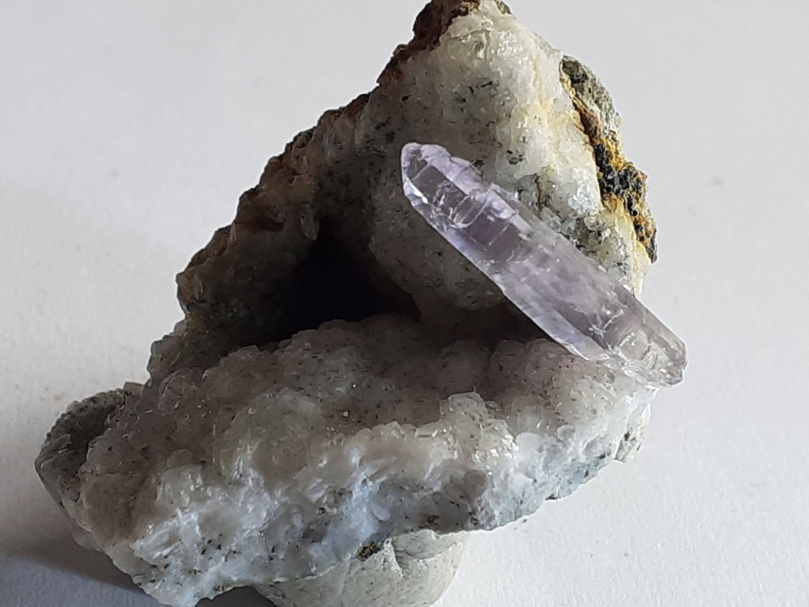 Quartz (variety amethyst), Calcite
3,5 x 3 cm
(Autor: Volkmar Stingl)