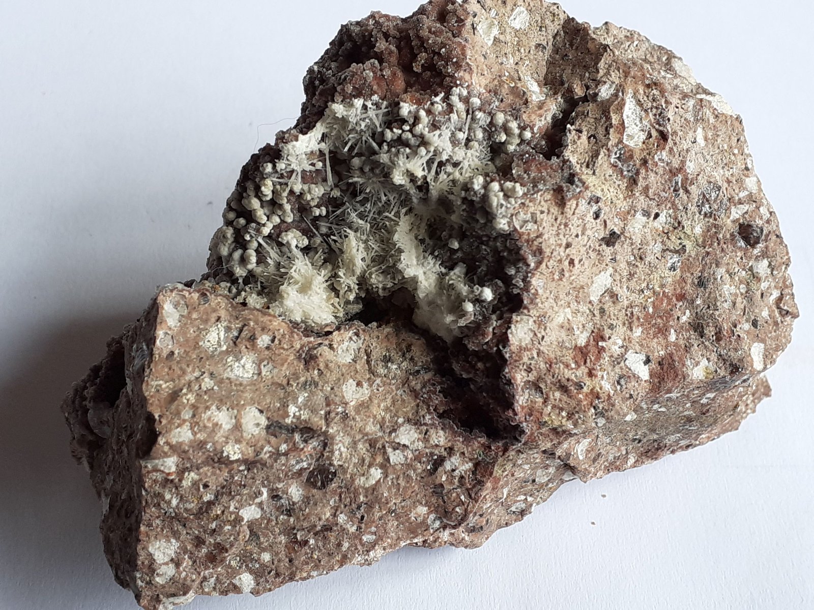 Dawsonite, Aragonite, Quartz
8 x 6 cm
(Autor: Volkmar Stingl)