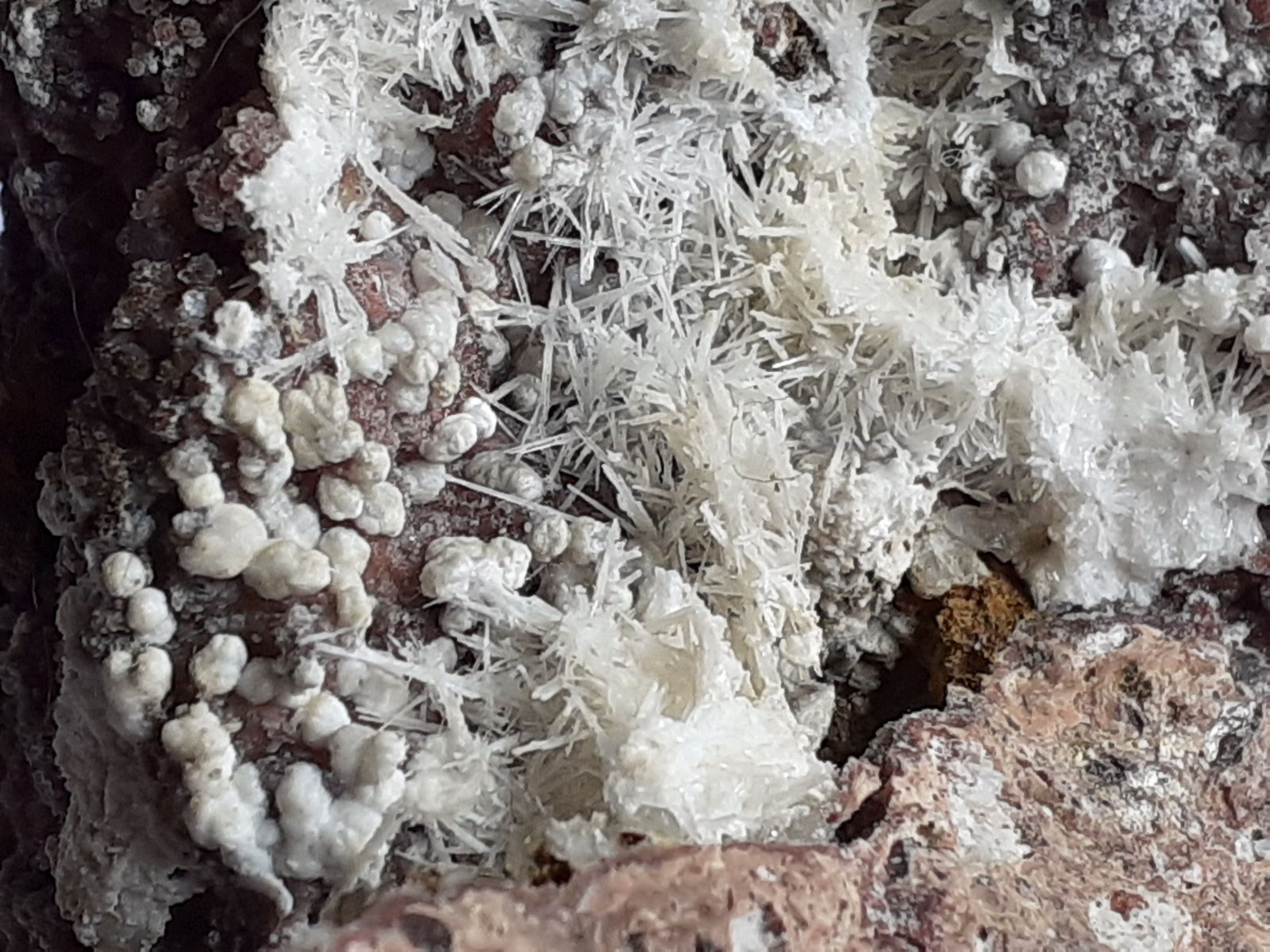 Dawsonite, Aragonite, Quartz
8 x 6 cm
(Autor: Volkmar Stingl)