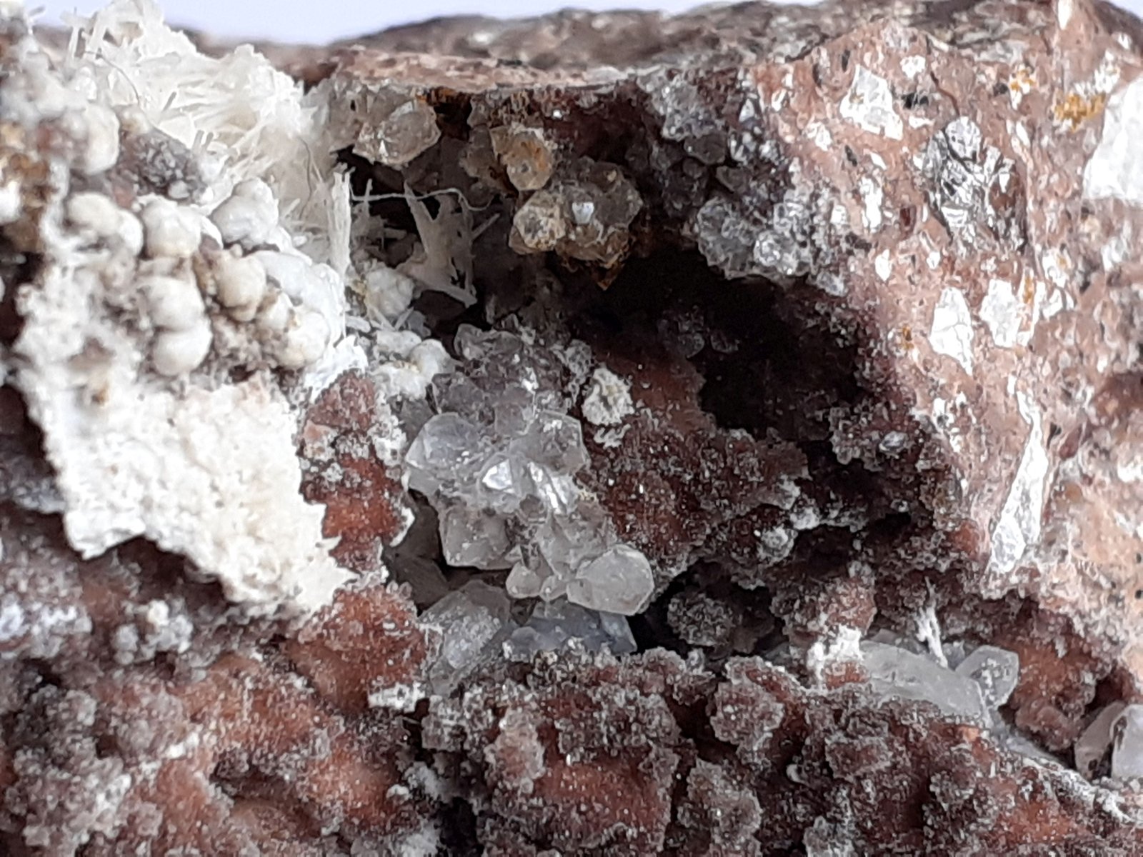 Dawsonite, Aragonite, Quartz
8 x 6 cm
(Autor: Volkmar Stingl)