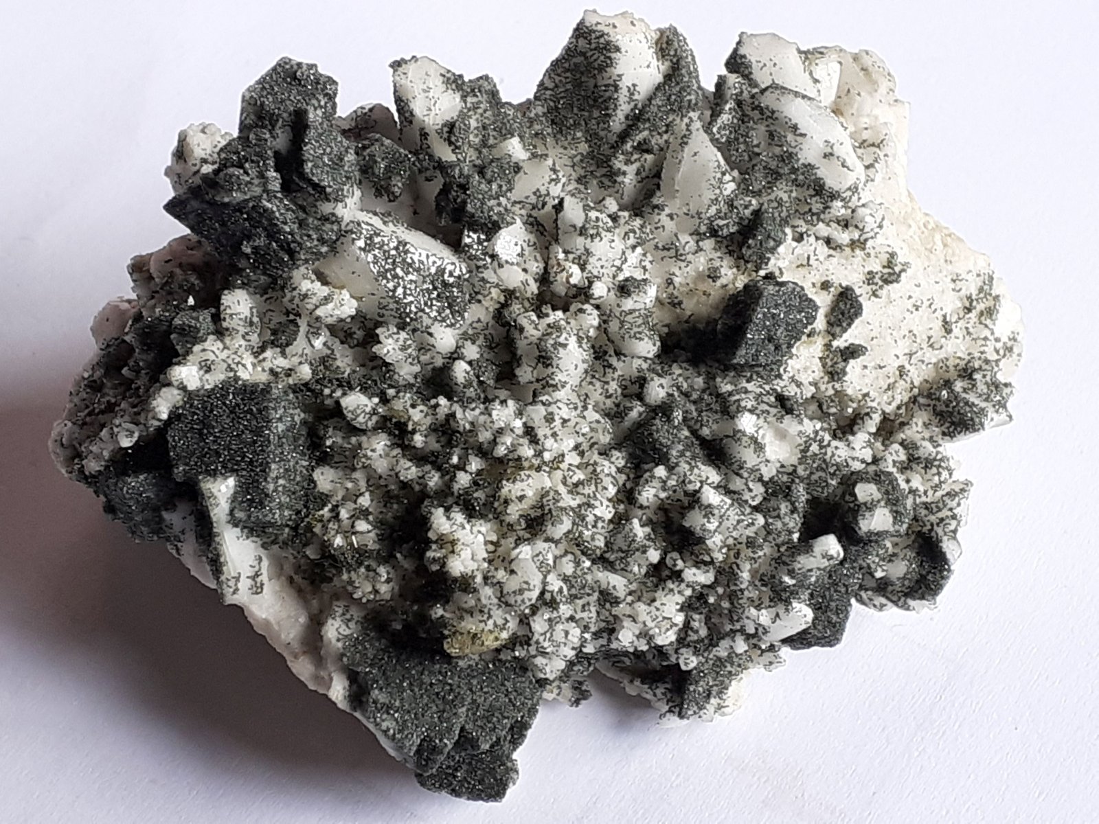 Titanite, Epidote, Albite (variety Pericline), Orthoclase (variety Adularia)
7,5 x 5 cm
(Autor: Volkmar Stingl)