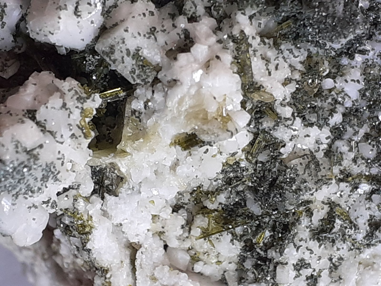 Titanite, Epidote, Albite (variety Pericline), Orthoclase (variety Adularia)
7,5 x 5 cm
(Autor: Volkmar Stingl)