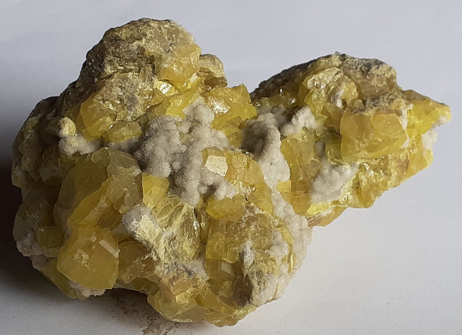 Sulfur, Calcite
9 x 6,5 cm
(Autor: Volkmar Stingl)