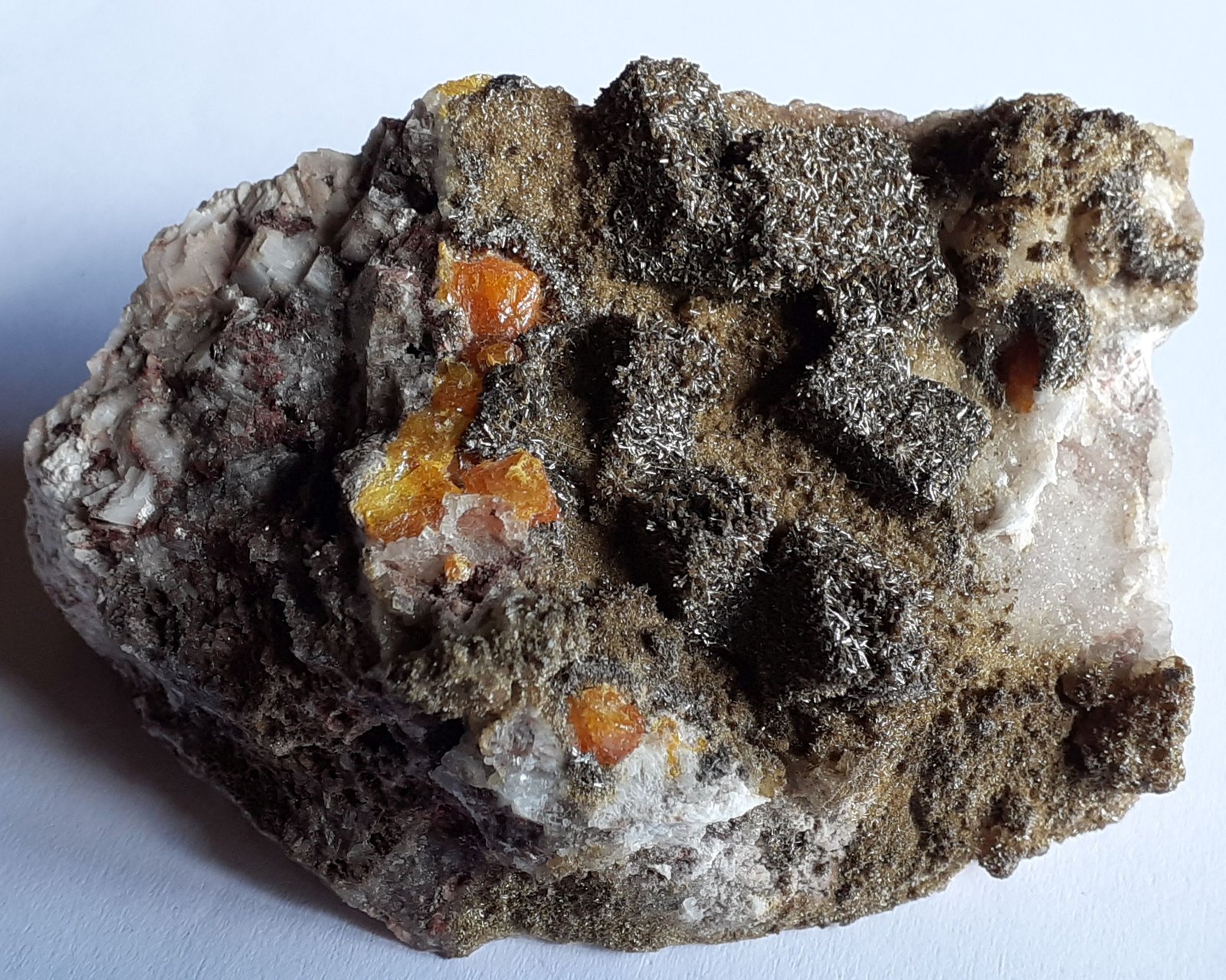 Wulfenite, Vanadinite (variety Endlichite)
7 x 4 cm
(Autor: Volkmar Stingl)